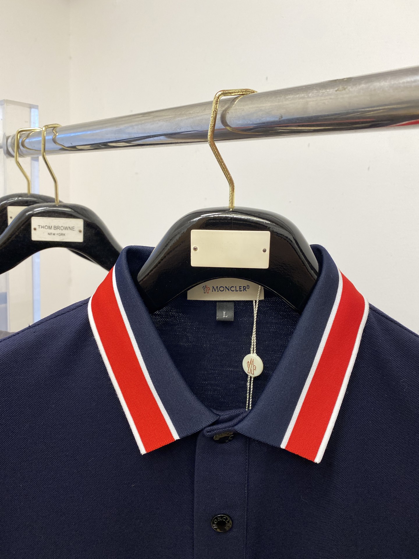 蒙口、2025最新款短袖T恤，帅气时尚，胸前刺绣装饰图案logo，简约百搭款。面料棉 不仅挺括，保持潮流