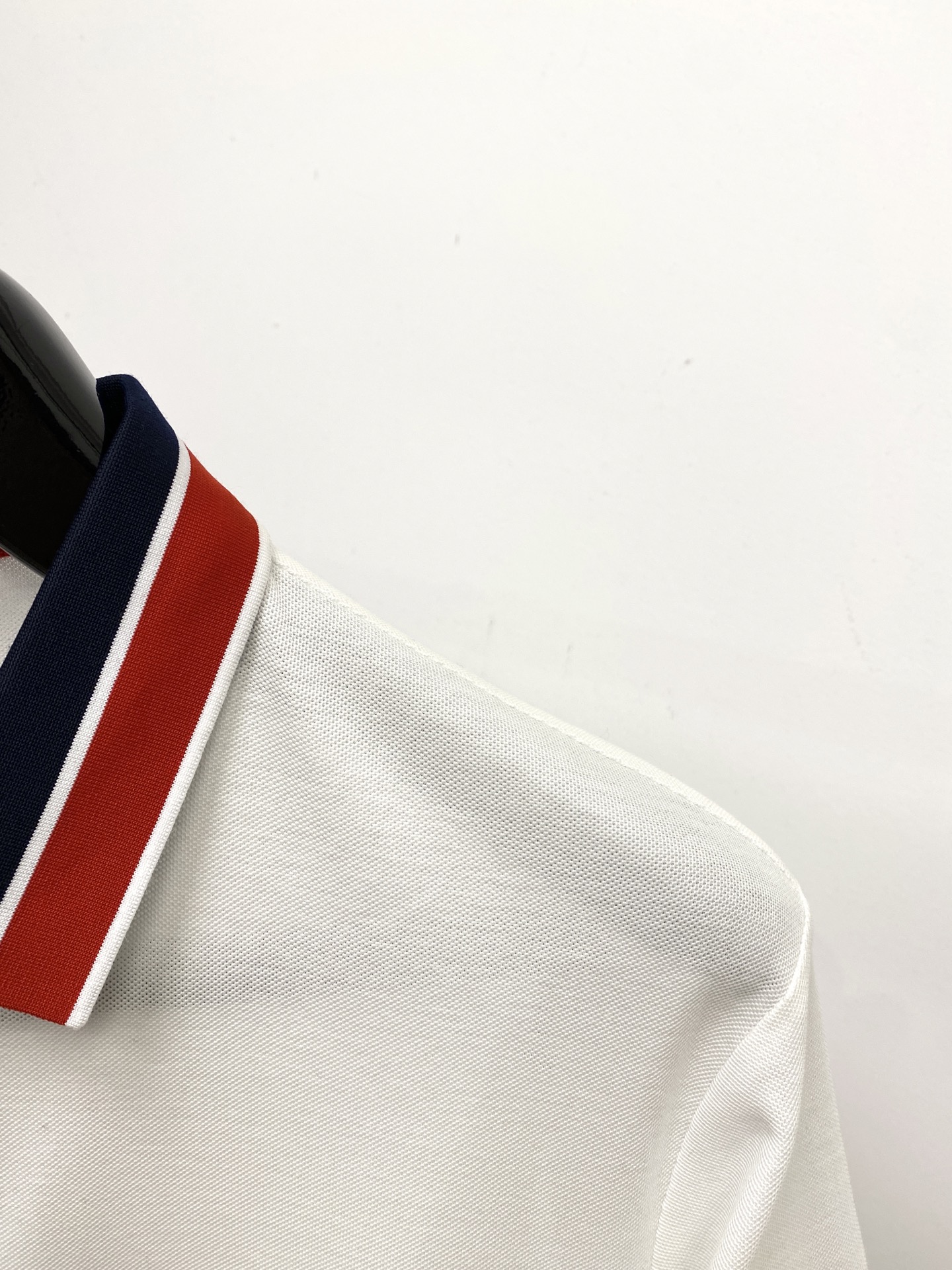 蒙口、2025最新款短袖T恤，帅气时尚，胸前刺绣装饰图案logo，简约百搭款。面料棉 不仅挺括，保持潮流