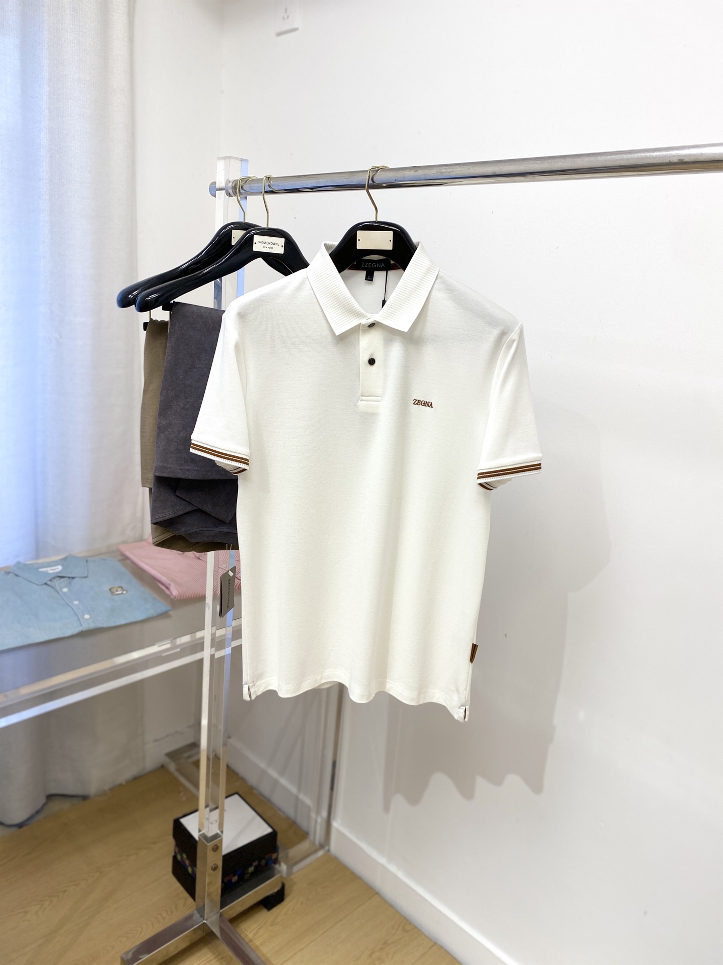 NO:520131,Zenia, the latest short-sleeved T-shirt in 2025, handsome and fashionable, exquisite embroidered letter logo on the chest, simple and versatile style. The fabric cotton is not only crisp, maintains the trendy silhouette, but also comfortable to wear, and the yarn is more delicate, the number M-3XL, zegna, T-shirt,tees, t-shirt,alexander wang19860909杰尼亚、2025最新款短袖T恤,帅气时尚,胸前精致刺绣字母logo,简约百搭款.面料棉 不仅挺括,保持潮流的廓形,又穿着舒适,纱织更细腻,码数M-3XL,,zegna,T-shirt,tees，t-shirt,alexander wang,Men's clothing