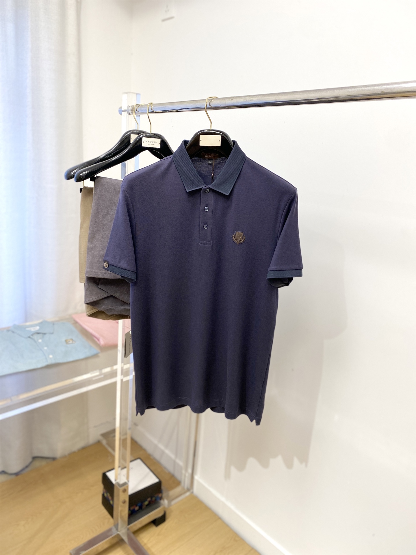 NO:520134,LP, the latest short-sleeved T-shirt in 2025, handsome and fashionable, chest design, embossed glue pattern logo, simple and versatile. Fabric cotton is not only crisp, maintains a fashionable silhouette, but also comfortable to wear, and the yarn is more delicate, the number M-3XL, loro piana, T-shirt, tees, t-shirt, alexander wang19860909LP、2025最新款短袖T恤,帅气时尚,胸前设计凹凸印胶图案logo,简约百搭款.面料棉 不仅挺括,保持潮流的廓形,又穿着舒适,纱织更细腻,码数M-3XL,,loro piana,T-shirt,tees，t-shirt,alexander wang,Men's clothing