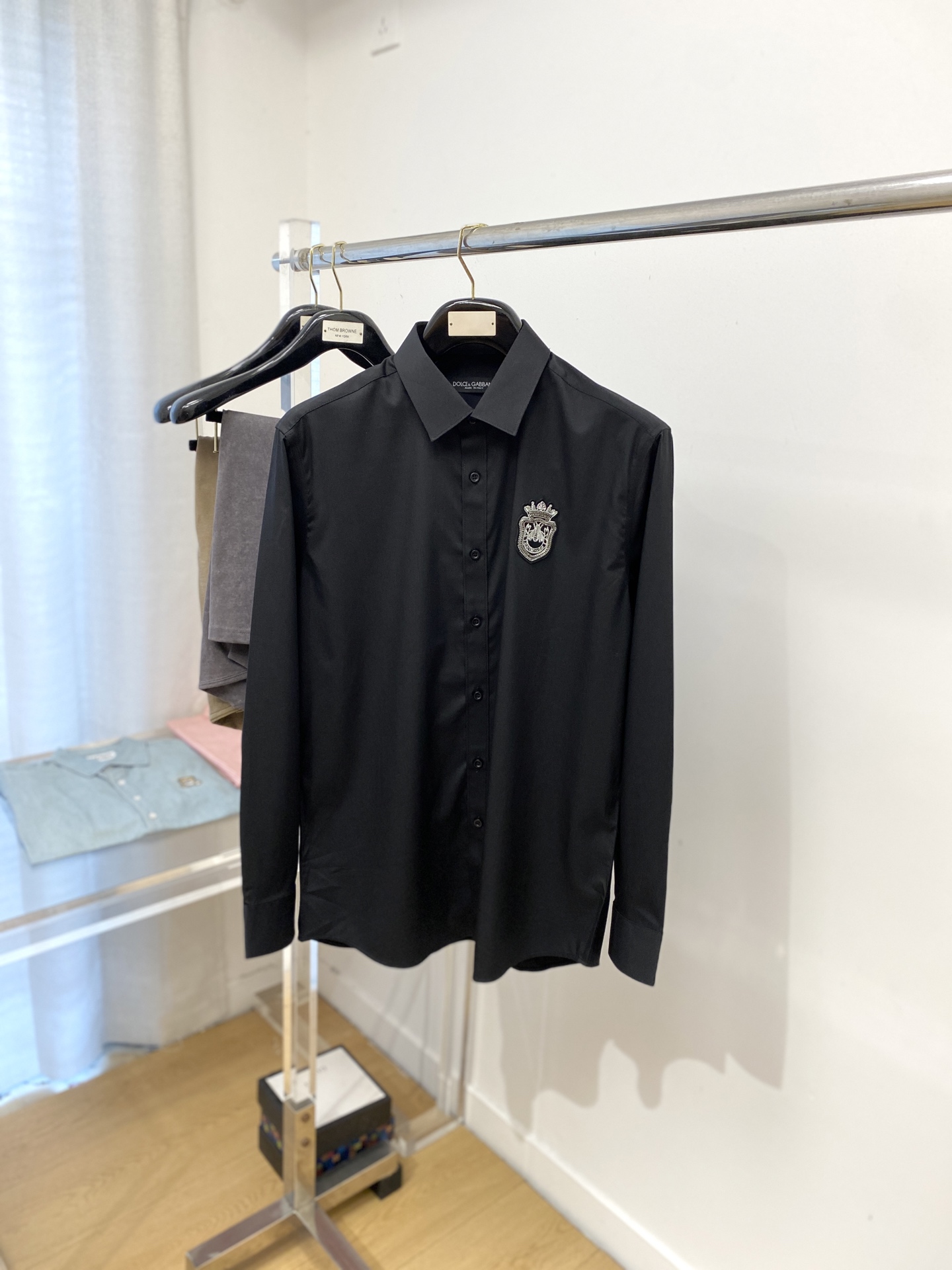 NO:520137,DG, 2025 new shirt, fashionable and handsome, simple and versatile, customized original fabric, not only crisp, maintains the trendy silhouette, but also comfortable to wear, the yarn weaving is more delicate, S-XX,,shirts,alexander wang19860909DG、2025新品衬衫,时尚帅气,简约百搭款,定制原版面料,不仅挺括,保持潮流的廓形,又穿着舒适,纱织更细腻码数S-XX,,shirts,alexander wang,Men's clothing