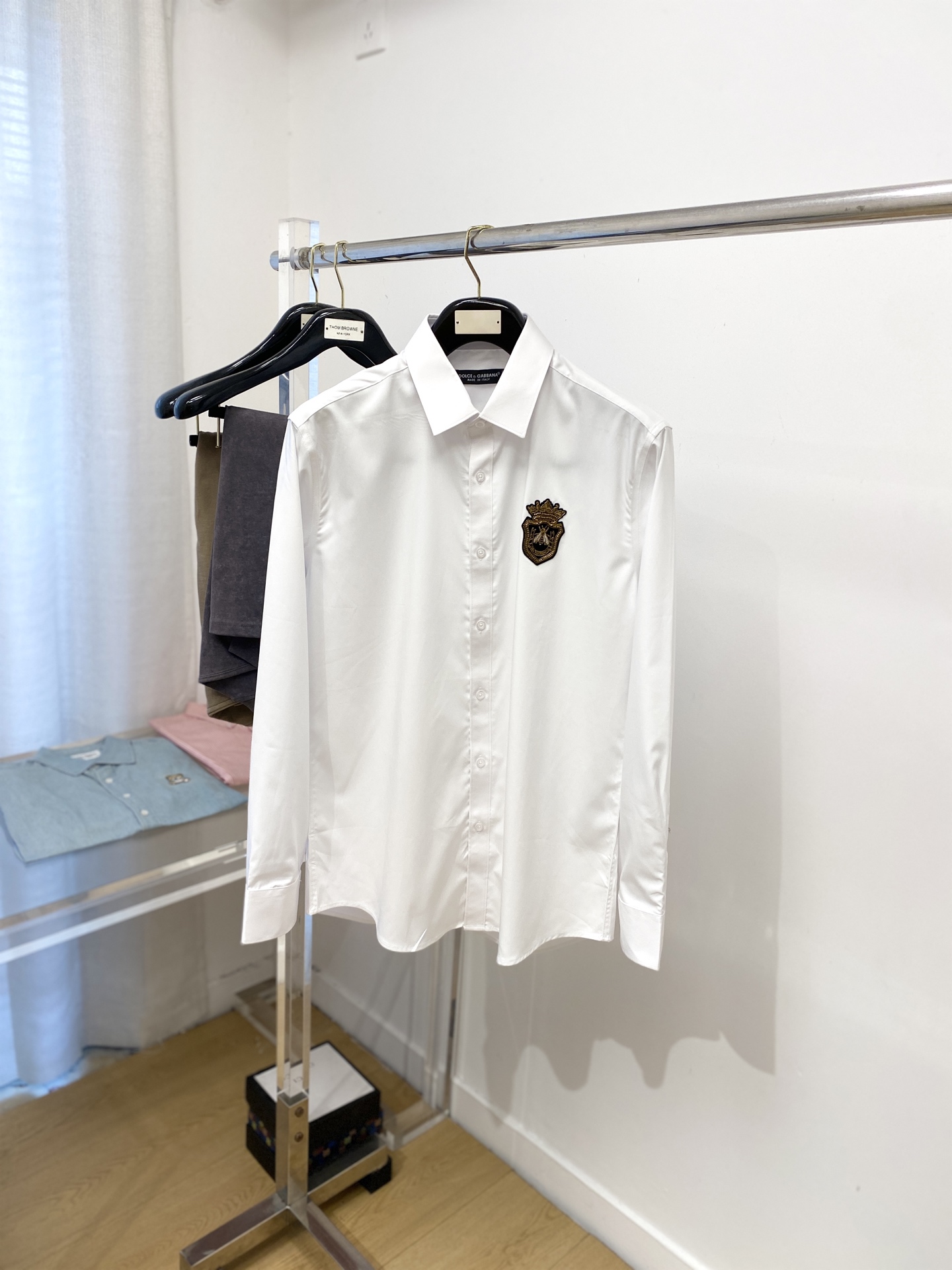 NO:520139,DG, 2025 new shirt, fashionable and handsome, simple and versatile, customized original fabric, not only crisp, maintains the trendy silhouette, but also comfortable to wear. The yarn is more delicate, S-XXL,,shirts,alexander wang19860909DG、2025新品衬衫,时尚帅气,简约百搭款,定制原版面料,不仅挺括,保持潮流的廓形,又穿着舒适 纱织更细腻码数S-XXL,,shirts,alexander wang,Men's clothing