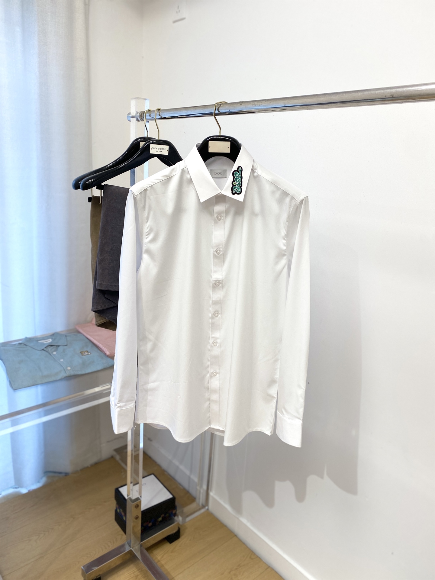 NO:520142,Dior 2025 new shirt, fashionable and handsome, simple and versatile, customized original fabric, not only crisp, maintains the trendy silhouette, but also comfortable to wear, the yarn weaving is more delicate, the number S-XXL, dior, loro piana, shirts, alexander wang19860909迪奥2025新品衬衫,时尚帅气,简约百搭款,定制原版面料,不仅挺括,保持潮流的廓形,又穿着舒适,纱织更细腻,码数S-XXL,,dior,loro piana,shirts,alexander wang,Men's clothing