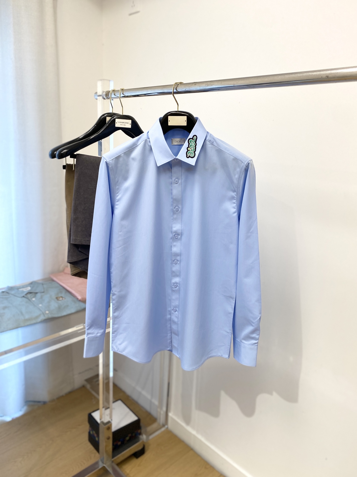 NO:520145,Dior 2025 new shirt, fashionable and handsome, simple and versatile, customized original fabric, not only crisp, maintains the trendy silhouette, but also comfortable to wear, and the yarn is more delicate. S-XXL,,dior,shirts,alexander wang19860909迪奥2025新品衬衫,时尚帅气,简约百搭款,定制原版面料,不仅挺括,保持潮流的廓形,又穿着舒适,纱织更细腻 码数S-XXL,,dior,shirts,alexander wang,Men's clothing
