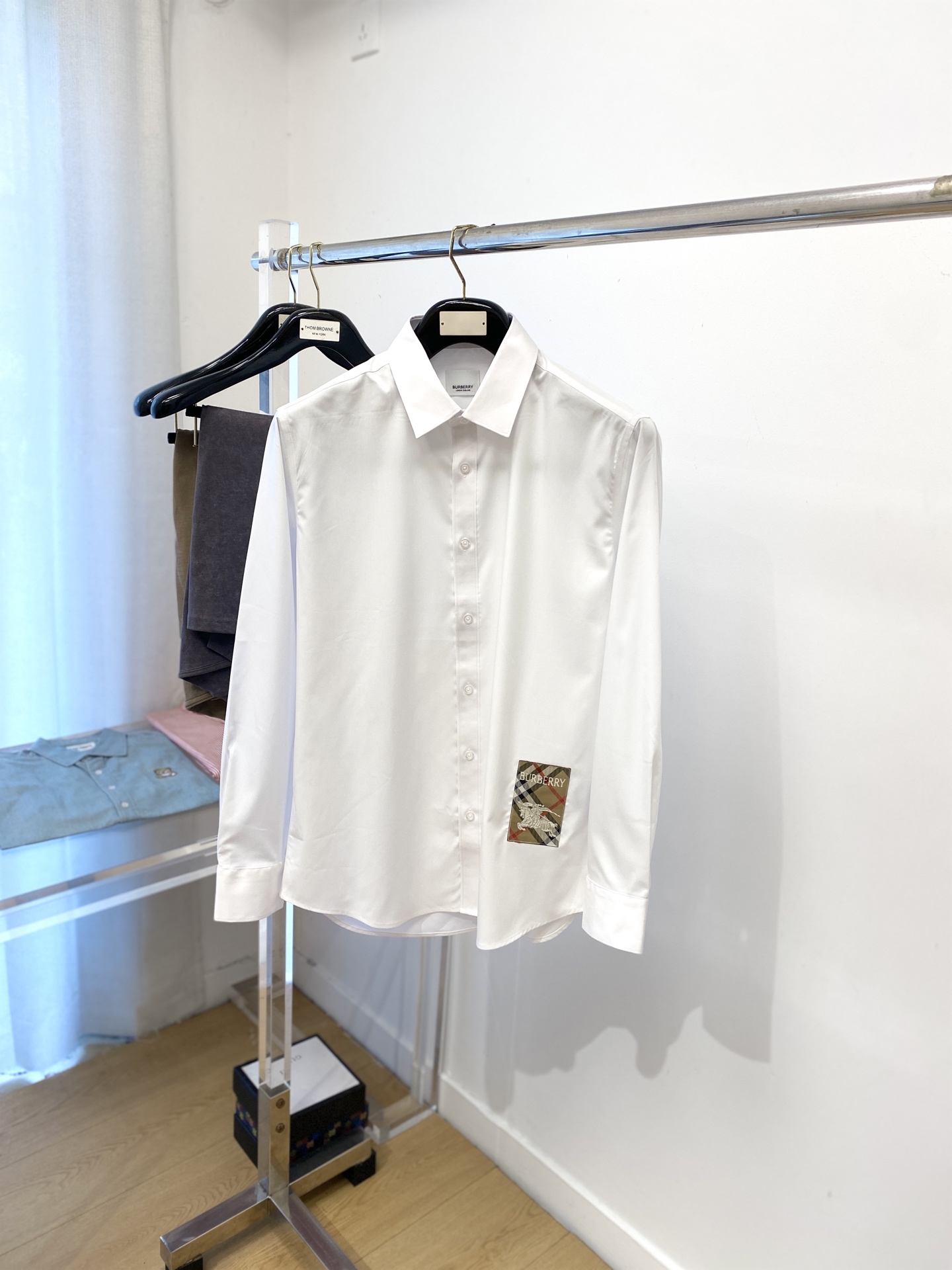 NO:520151,Burberry 2025 new shirt, fashionable and handsome, simple and versatile, customized original fabric, not only crisp, maintains the trendy silhouette, but also comfortable to wear, the yarn weaving is more delicate, S-XXL, burberry, loro piana, shirts, alexander wang19860909巴宝莉2025新品衬衫,时尚帅气,简约百搭款,定制原版面料,不仅挺括,保持潮流的廓形,又穿着舒适,纱织更细腻码数S-XXL,,burberry,loro piana,shirts,alexander wang,Men's clothing