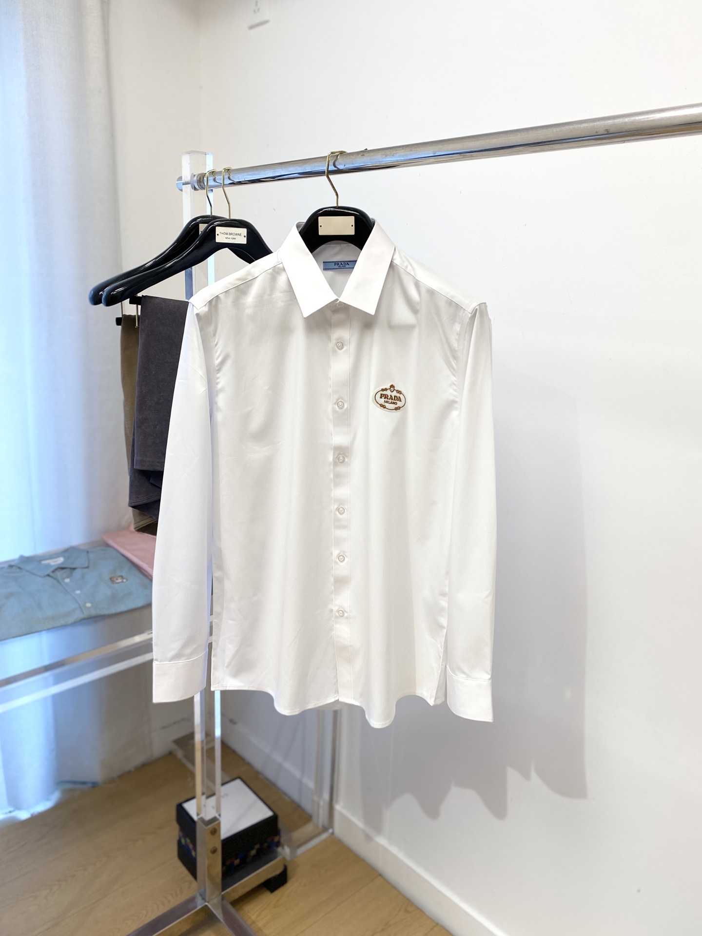 NO:520154,Prada 2025 new shirt, fashionable and handsome, simple and versatile, customized original fabric, not only crisp, maintains the trendy silhouette, but also comfortable to wear, the yarn weaving is more delicate, S-XXL, loro piana, prada, shirts, alexander wang19860909普拉达2025新品衬衫,时尚帅气,简约百搭款,定制原版面料,不仅挺括,保持潮流的廓形,又穿着舒适,纱织更细腻码数S-XXL,,loro piana,prada,shirts,alexander wang,Men's clothing