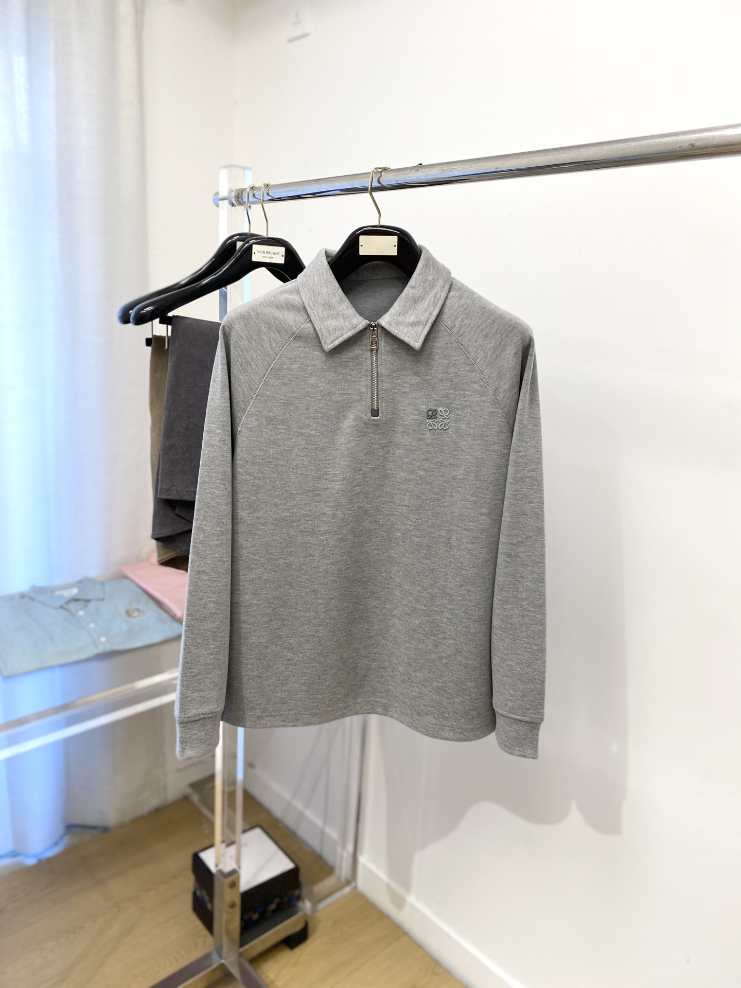 NO:520158,Luo Yiwei, the latest sweatshirt in 2025, handsome and fashionable, exquisite embroidered pattern logo on the chest, simple and versatile style. The fabric cotton is not only crisp, maintains the trendy silhouette, and is comfortable to wear, and the yarn is more delicate, the number M-3XL, loewe, hoodie, sweatshirts, alexander wang19860909罗意威、2025最新款卫衣,帅气时尚,胸前精致刺绣图案logo,简约百搭款.面料棉 不仅挺括,保持潮流的廓形,又穿着舒适,纱织更细腻,码数M-3XL,,loewe,hoodie,sweatshirts,alexander wang,Men's clothing