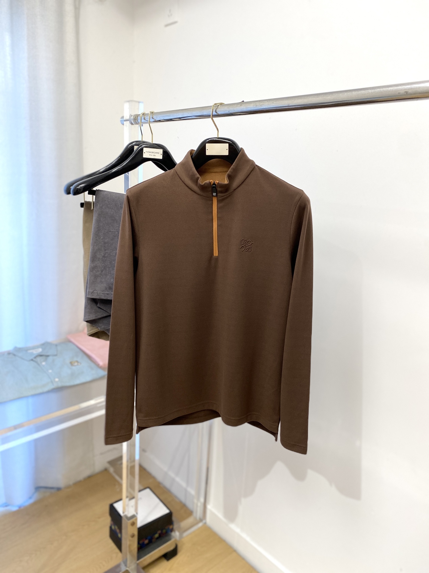 NO:520160,Luo Yiwei, the latest sweatshirt in 2025, handsome and fashionable, exquisite embroidered pattern logo on the chest, simple and versatile style. The fabric cotton is not only crisp, maintains the trendy silhouette, and is comfortable to wear, and the yarn is more delicate, the number M-3XL, loewe, hoodie, sweatshirts, alexander wang19860909罗意威、2025最新款卫衣,帅气时尚,胸前精致刺绣图案logo,简约百搭款.面料棉 不仅挺括,保持潮流的廓形,又穿着舒适,纱织更细腻,码数M-3XL,,loewe,hoodie,sweatshirts,alexander wang,Men's clothing