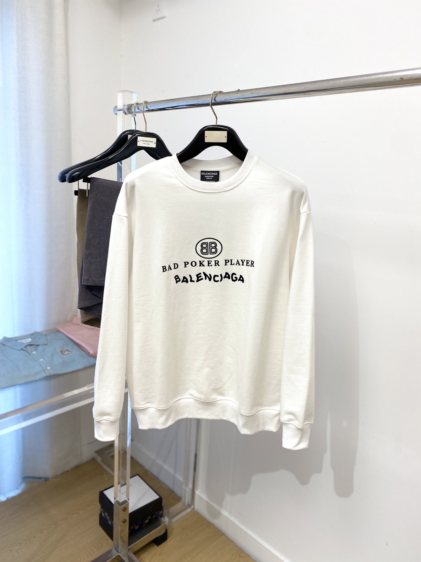 NO:518945,Balenciaga, the latest sweatshirt in 2025, handsome and fashionable, top-grade printed letter logo on the chest, simple and versatile style. The fabric cotton is not only crisp, maintains the trendy silhouette, and is comfortable to wear, and the yarn is more delicate, the number S-XL, balenciaga, hoodie, sweatshirts, alexander wang19860909巴黎世家、2025最新款卫衣,帅气时尚,胸前顶级印胶字母logo,简约百搭款.面料棉 不仅挺括,保持潮流的廓形,又穿着舒适,纱织更细腻,码数S-XL,,balenciaga,hoodie,sweatshirts,alexander wang,Men's clothing