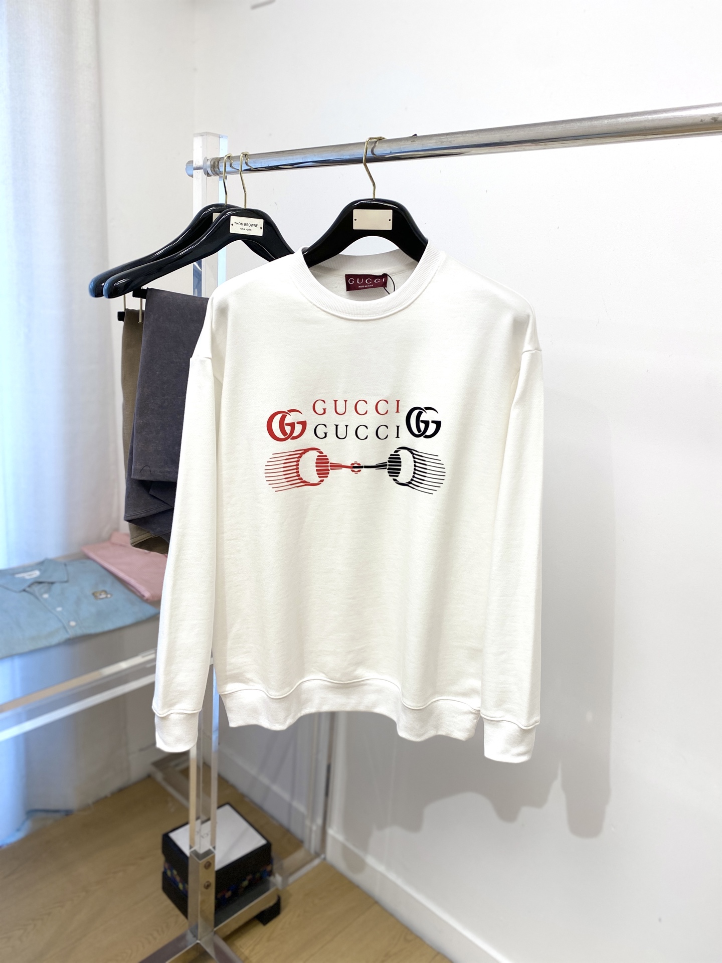 NO:518946,Guqi, the latest sweatshirt in 2025, handsome and fashionable, top printed letter logo on the chest, simple and versatile style. The fabric cotton is not only crisp, maintains the trendy silhouette, and is comfortable to wear, and the yarn is more delicate, the number S-XL, hoodie, sweatshirts, alexander wang19860909古奇、2025最新款卫衣,帅气时尚,胸前顶级印花字母logo,简约百搭款.面料棉 不仅挺括,保持潮流的廓形,又穿着舒适,纱织更细腻,码数S-XL,,hoodie,sweatshirts,alexander wang,Men's clothing