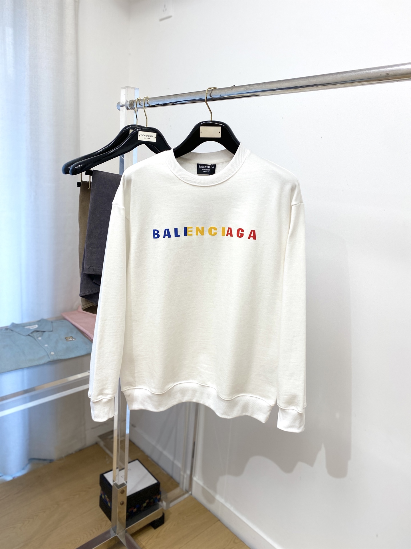 NO:518950,Balenciaga, the latest sweatshirt in 2025, handsome and fashionable, top printed letter logo on the chest, simple and versatile style. The fabric cotton is not only crisp, maintains the trendy silhouette, but also comfortable to wear, and the yarn is more delicate, S-XL, balenciaga, hoodie, sweatshirts, alexander wang19860909巴黎世家、2025最新款卫衣,帅气时尚,胸前顶级印花字母logo,简约百搭款.面料棉 不仅挺括,保持潮流的廓形,又穿着舒适,纱织更细腻,码数S-XL,,balenciaga,hoodie,sweatshirts,alexander wang,Men's clothing