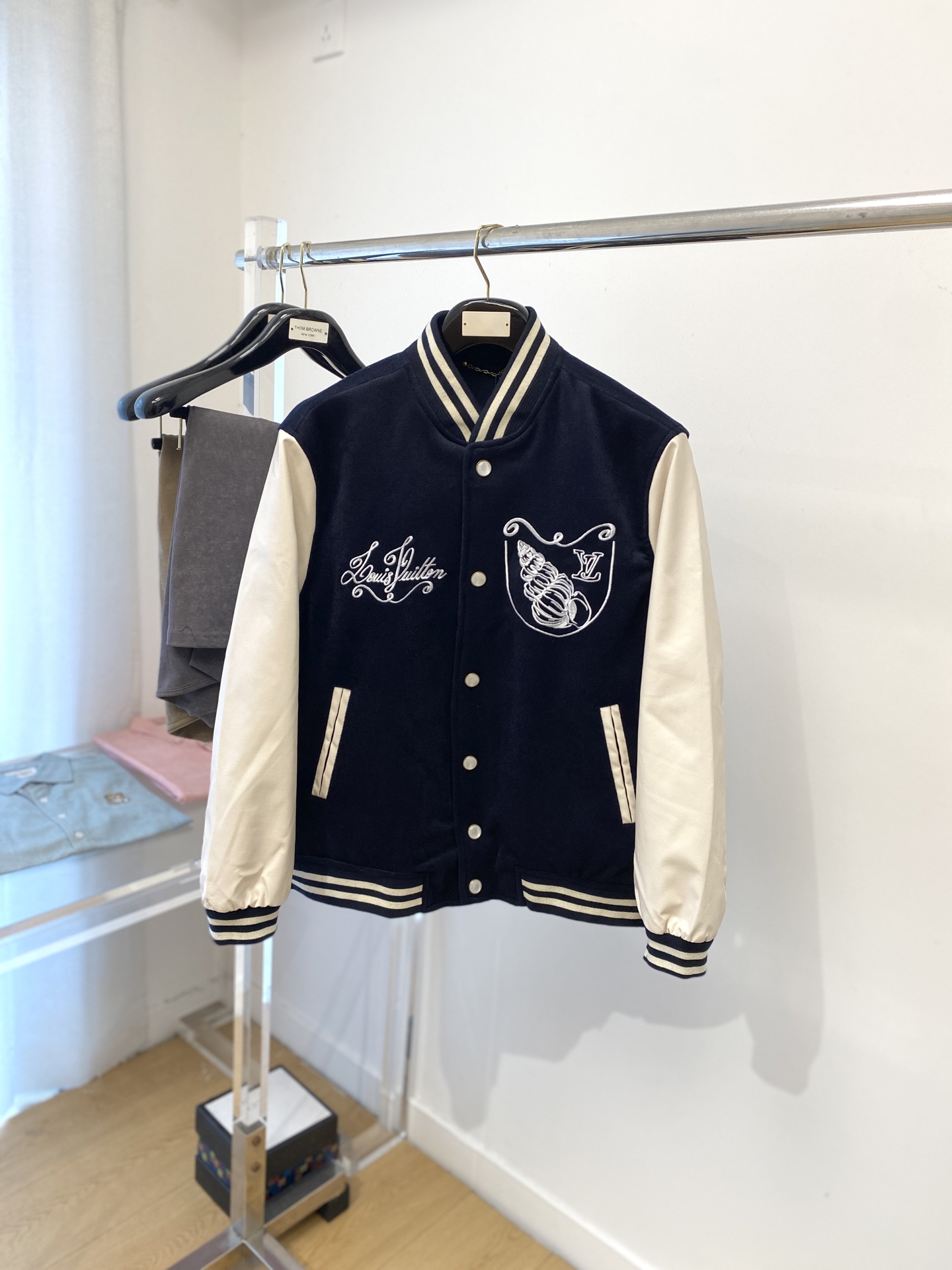 NO:520171,Louis Vuitton, 2025 new jacket jacket, fashionable and handsome, simple and versatile, exquisite embroidered letter pattern logo on the chest, customized original fabric, not only crisp, maintains the trendy silhouette, and is comfortable to wear, and the yarn is more delicate, the number XS-L,, louis vuitton, jackets & coats, jackets & coats, alexander wang19860909路易威登、2025新品夹克外套,时尚帅气,简约百搭款,胸前精致刺绣字母图案logo,定制原版面料,不仅挺括,保持潮流的廓形,又穿着舒适,纱织更细腻,码数XS-L,,louis vuitton,jackets & coats,jackets & coats,alexander wang,Men's clothing