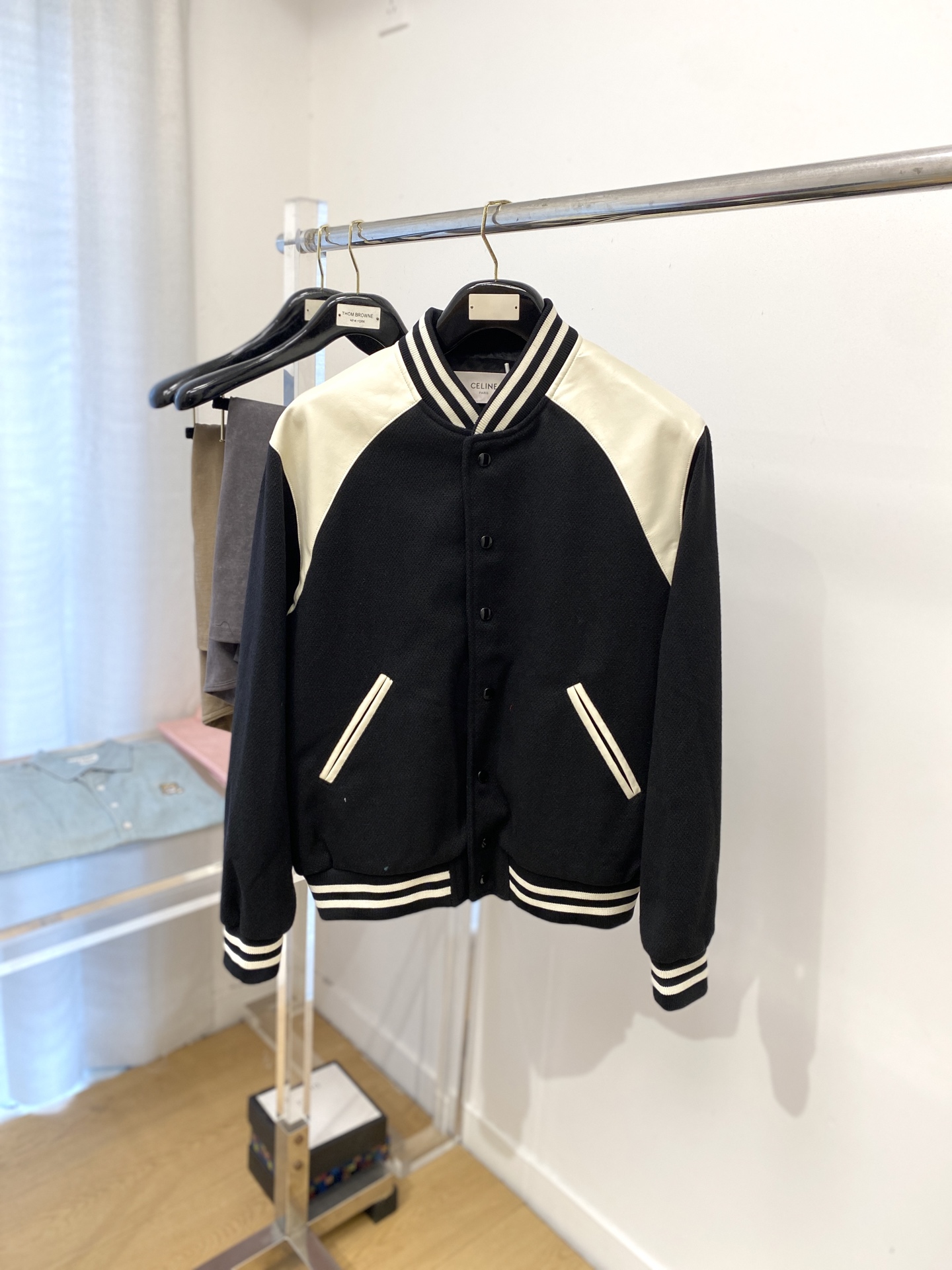 NO:518956,Celine, 2025 new jacket jacket, fashionable and handsome, simple and versatile, original hardware and accessories logo, customized original fabric, not only crisp, maintains the trendy silhouette, and is comfortable to wear, and the yarn is more delicate, the number XS-L, celine, celine, jackets & coats, jackets & coats, alexander wang19860909Celine 赛琳、2025新品夹克外套,时尚帅气,简约百搭款,原版五金辅料logo,定制原版面料,不仅挺括,保持潮流的廓形,又穿着舒适,纱织更细腻,码数XS-L,,celine,celine,jackets & coats,jackets & coats,alexander wang,Men's clothing