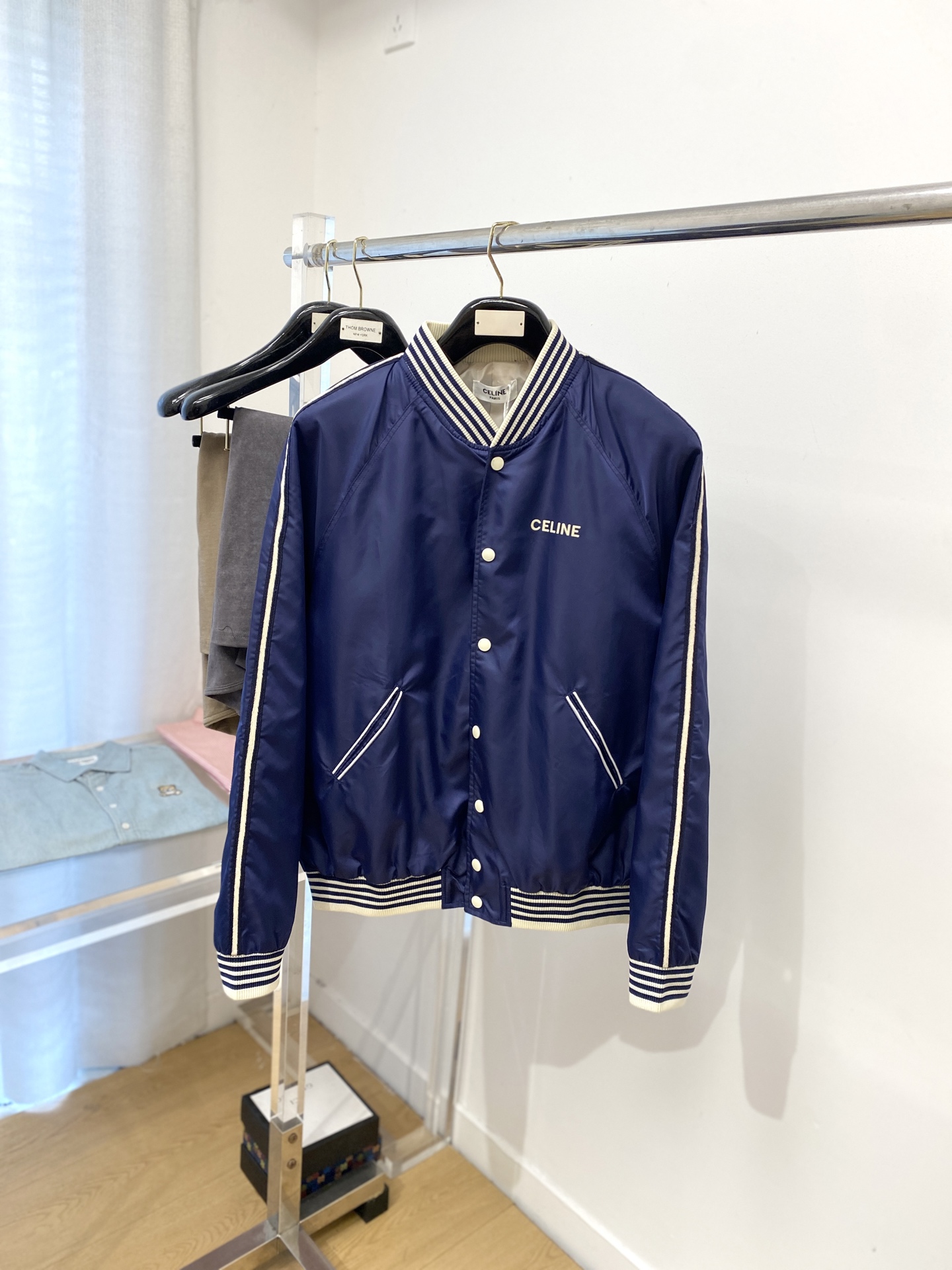 NO:518954,Celine, 2025 new jacket jacket, fashionable and handsome, simple and versatile style, exquisite embroidered letter logo on the chest, customized original fabric, not only crisp, maintains the trendy silhouette, and is comfortable to wear, and the yarn is more delicate, the number XS-L, celine, celine, jackets & coats, jackets & coats, alexander wang19860909Celine 赛琳、2025新品夹克外套,时尚帅气,简约百搭款,胸前精致刺绣字母logo,定制原版面料,不仅挺括,保持潮流的廓形,又穿着舒适,纱织更细腻,码数XS-L,,celine,celine,jackets & coats,jackets & coats,alexander wang,Men's clothing