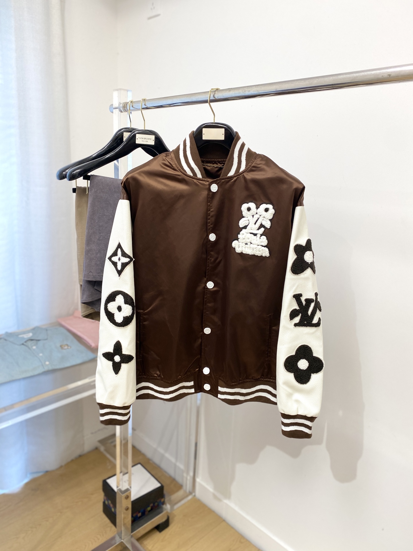 NO:520173,Louis Vuitton, 2025 new jacket jacket, fashionable and handsome, simple and versatile style, exquisite embroidered letter logo on the chest, customized original fabric, not only crisp, maintains the trendy silhouette, and is comfortable to wear, and the yarn is more delicate, the number XS-L,, louis vuitton, jackets & coats, jackets & coats, alexander wang19860909路易威登、2025新品夹克外套,时尚帅气,简约百搭款,胸前精致刺绣字母logo,定制原版面料,不仅挺括,保持潮流的廓形,又穿着舒适,纱织更细腻,码数XS-L,,louis vuitton,jackets & coats,jackets & coats,alexander wang,Men's clothing