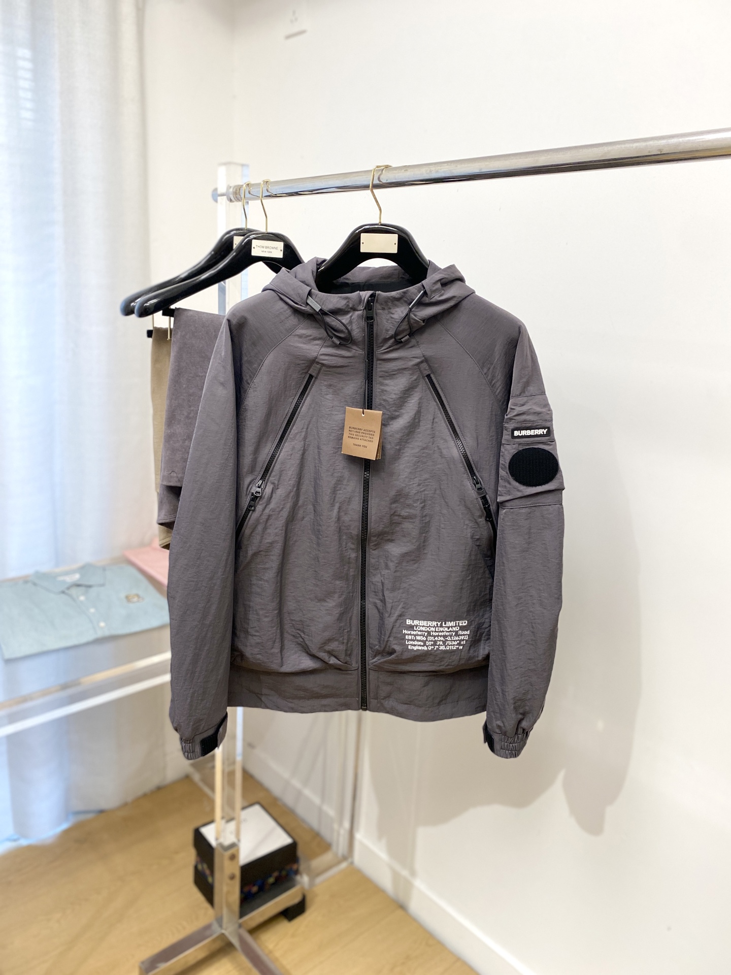 NO:518958,Burberry, 2025 new jacket jacket, fashionable and handsome, simple and versatile style, cuff embroidered decorative letter logo, customized original fabric, not only crisp, maintains the trendy silhouette, and is comfortable to wear, and the yarn is more delicate, the number M-3XL, burberry, jackets & coats, jackets & coats, alexander wang19860909巴宝莉、2025新品夹克外套,时尚帅气,简约百搭款,袖口刺绣装饰字母logo,定制原版面料,不仅挺括,保持潮流的廓形,又穿着舒适,纱织更细腻,码数M-3XL,,burberry,jackets & coats,jackets & coats,alexander wang,Men's clothing