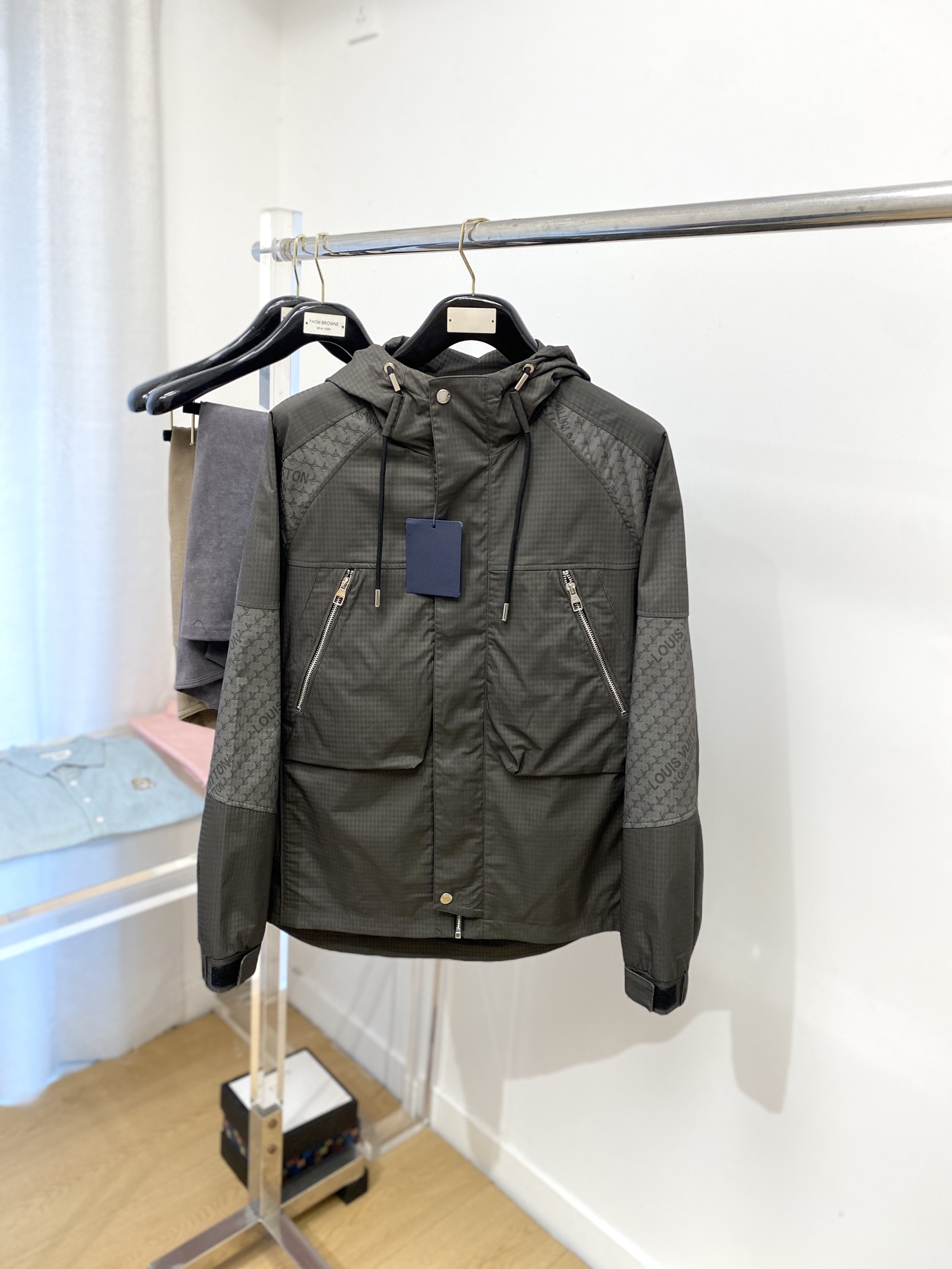 NO:518962,Louis Vuitton, 2025 new jacket jacket, fashionable and handsome, simple and versatile style, digital positioning and woven letter logo on cuffs, customized original fabric, not only crisp, maintains the trendy silhouette, and is comfortable to wear, and the yarn is more delicate, code M-3XL,, louis vuitton, jackets & coats, jackets & coats, alexander wang19860909路易威登、2025新品夹克外套,时尚帅气,简约百搭款,袖口数码定位定织字母logo,定制原版面料,不仅挺括,保持潮流的廓形,又穿着舒适,纱织更细腻,码数M-3XL,,louis vuitton,jackets & coats,jackets & coats,alexander wang,Men's clothing