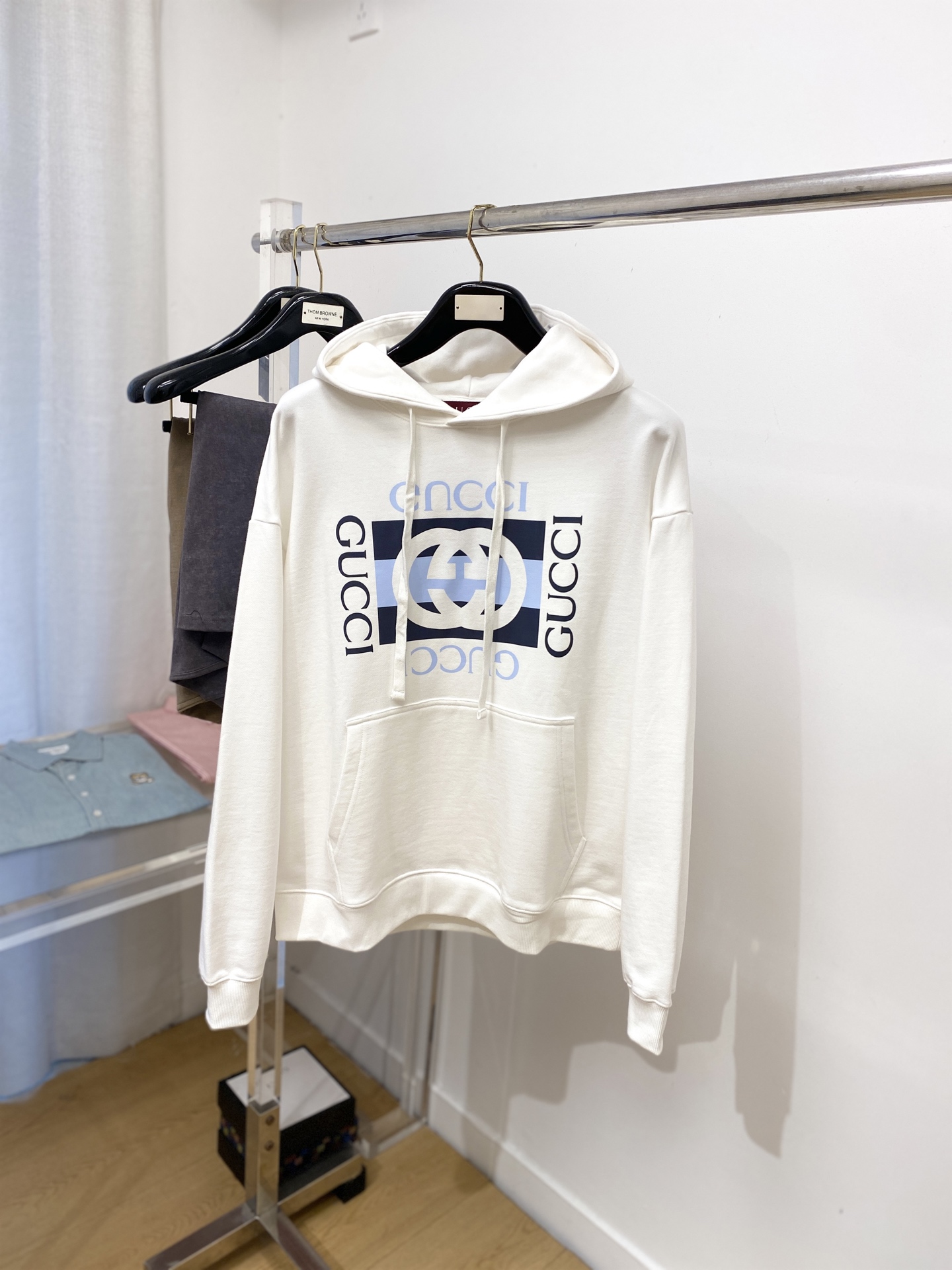 NO:520176,Guqi, the latest sweatshirt in 2025, handsome and fashionable, top printed letter logo on the chest, simple and versatile style. The fabric cotton is not only crisp, maintains the trendy silhouette, and is comfortable to wear, and the yarn is more delicate, the number XS-L, hoodie, sweatshirts, alexander wang19860909古奇、2025最新款卫衣,帅气时尚,胸前顶级印花字母logo,简约百搭款.面料棉 不仅挺括,保持潮流的廓形,又穿着舒适,纱织更细腻,码数XS-L,,hoodie,sweatshirts,alexander wang,Men's clothing