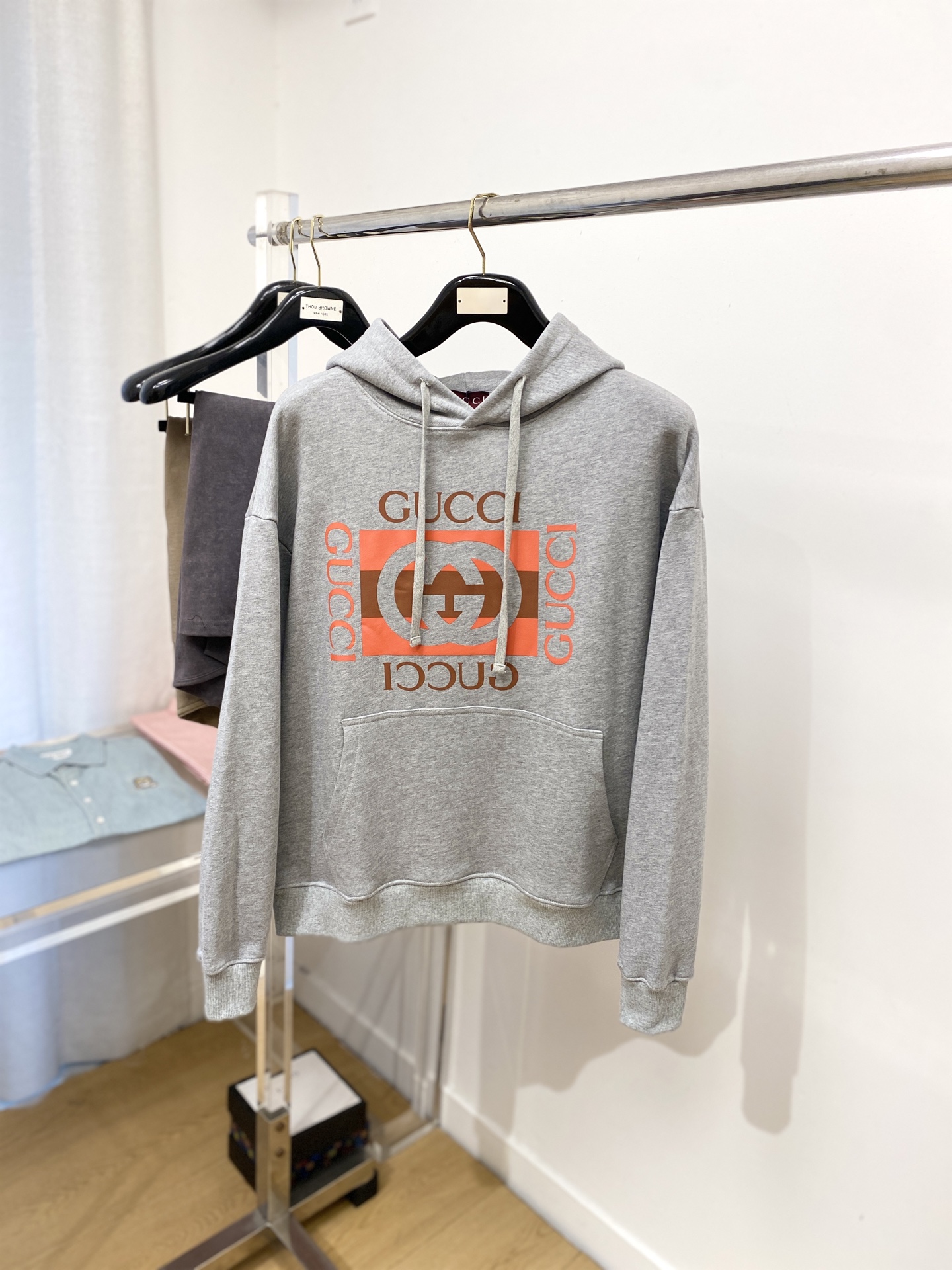 NO:520177,Guqi, the latest sweatshirt in 2025, handsome and fashionable, top printed letter logo on the chest, simple and versatile style. The fabric cotton is not only crisp, maintains the trendy silhouette, but also comfortable to wear, and the yarn is more delicate, the number XS-L, loro piana, hoodie, sweatshirts, alexander wang19860909古奇、2025最新款卫衣,帅气时尚,胸前顶级印花字母logo,简约百搭款.面料棉 不仅挺括,保持潮流的廓形,又穿着舒适,纱织更细腻,码数XS-L,,loro piana,hoodie,sweatshirts,alexander wang,Men's clothing