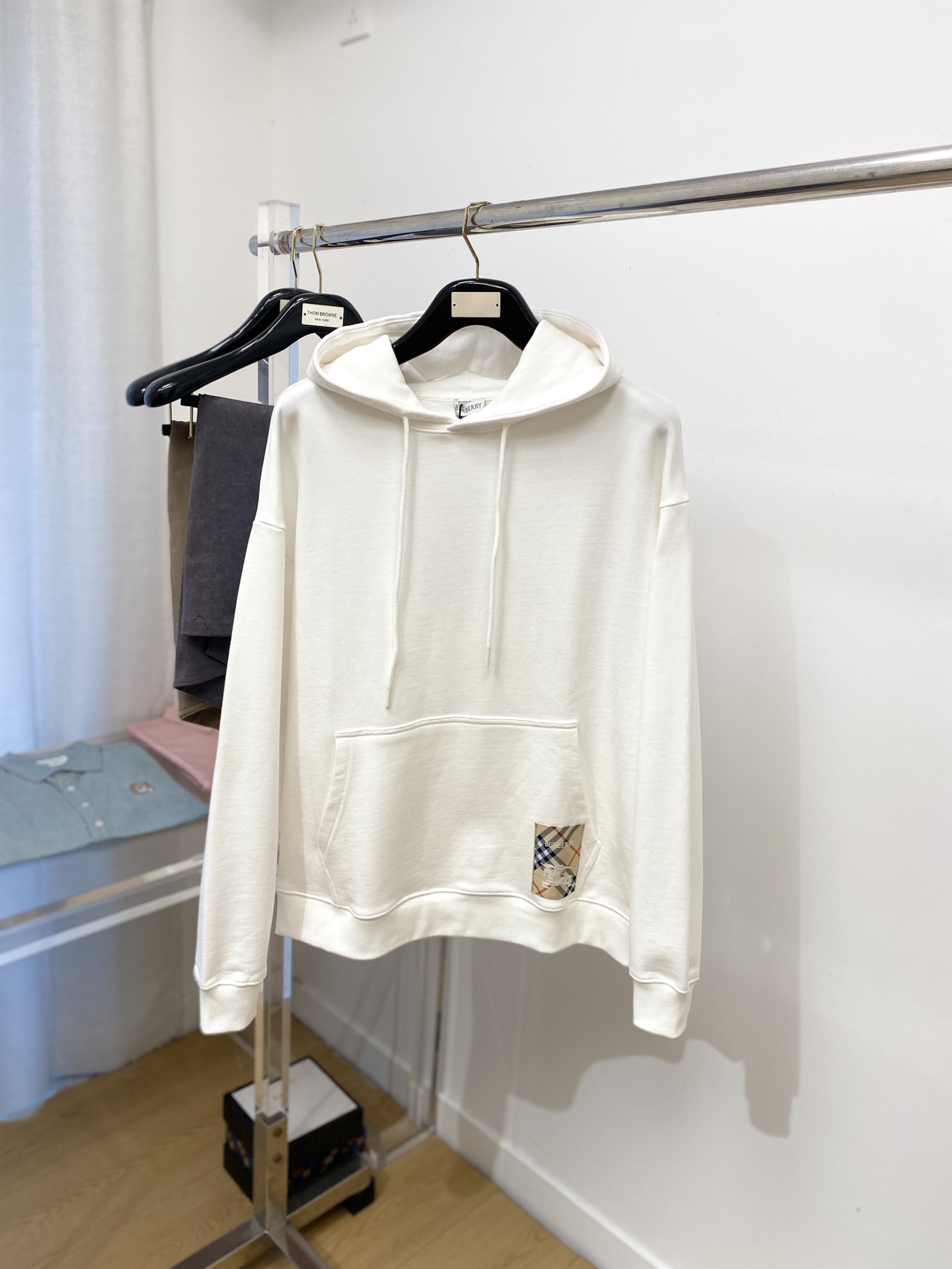 NO:520180,Burberry, the latest sweatshirt in 2025, handsome and fashionable, embroidered letter pattern logo under the clothes, simple and versatile style. The fabric cotton is not only crisp, maintains the trendy silhouette, and is comfortable to wear, and the yarn is more delicate, the number XS-L, burberry, hoodie, sweatshirts, alexander wang19860909巴宝莉、2025最新款卫衣,帅气时尚,衣下刺绣字母图案logo,简约百搭款.面料棉 不仅挺括,保持潮流的廓形,又穿着舒适,纱织更细腻,码数XS-L,,burberry,hoodie,sweatshirts,alexander wang,Men's clothing