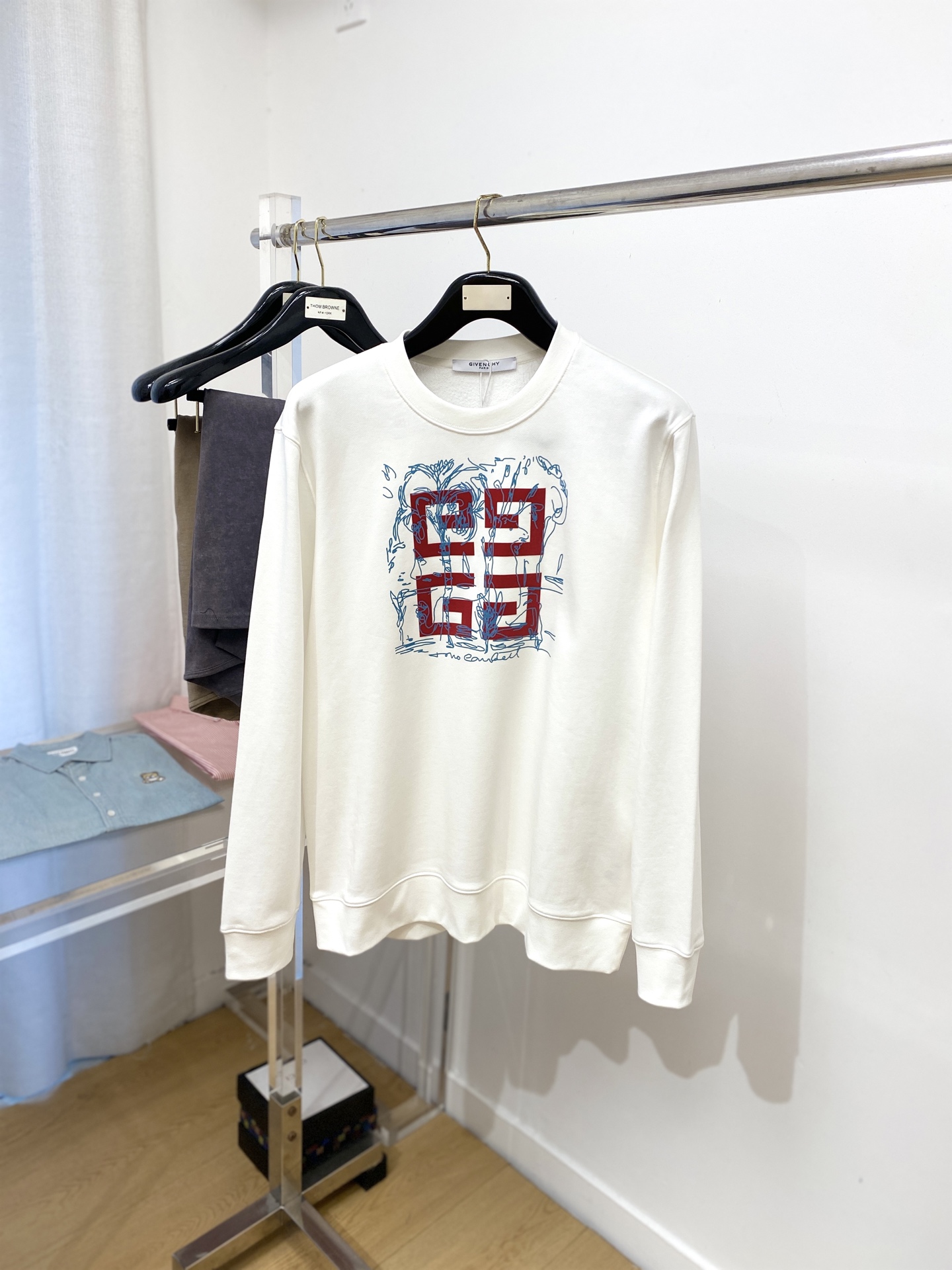 NO:520186,Givenchy, the latest sweatshirt in 2025, handsome and fashionable, top-grade printed pattern logo on the chest, simple and versatile style. The fabric cotton is not only crisp, maintains the trendy silhouette, and is also comfortable to wear, and the yarn is more delicate, the number M-XXL, given, hoodie, sweatshirts, alexander wang19860909纪梵希、2025最新款卫衣,帅气时尚,胸前顶级印花图案logo,简约百搭款.面料棉 不仅挺括,保持潮流的廓形,又穿着舒适,纱织更细腻,码数M-XXL,,givenchy,hoodie,sweatshirts,alexander wang,Men's clothing