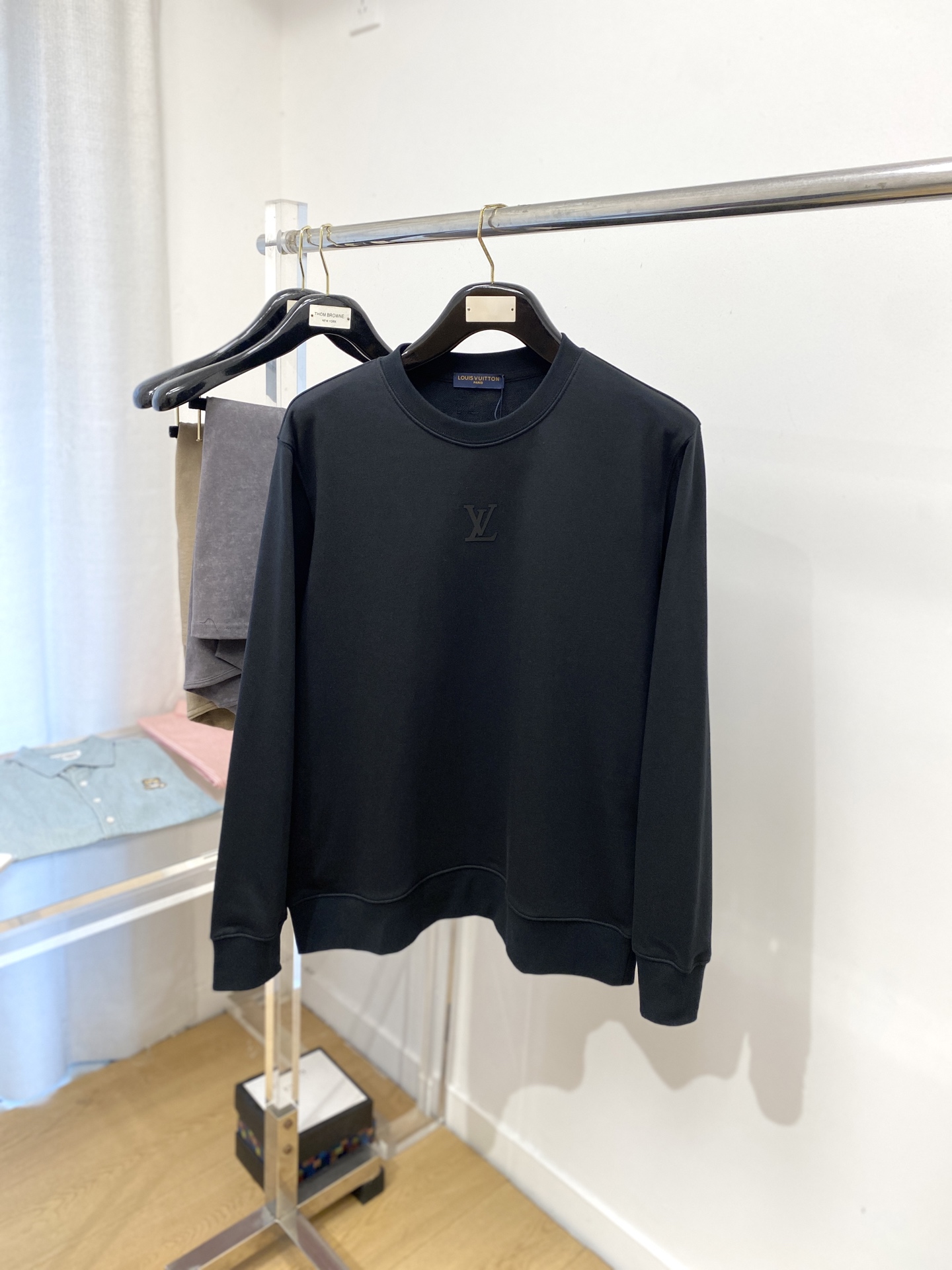 NO:520189,Louis Vuitton, the latest sweatshirt in 2025, handsome and fashionable, top-grade printed letter logo on the chest, simple and versatile style. The fabric cotton is not only crisp, maintains the trendy silhouette, and is comfortable to wear, and the yarn is more delicate, and the size is M- XXL,,louis vuitton,hoodie,sweatshirts,alexander wang19860909路易威登、2025最新款卫衣,帅气时尚,胸口顶级印胶字母logo,简约百搭款.面料棉 不仅挺括,保持潮流的廓形,又穿着舒适,纱织更细腻,码数M- XXL,,louis vuitton,hoodie,sweatshirts,alexander wang,Men's clothing