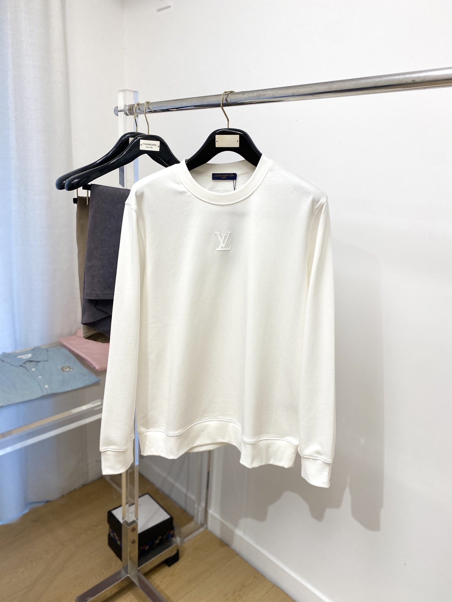 NO:520192,Louis Vuitton, the latest sweatshirt in 2025, handsome and fashionable, top-quality printed letter logo on the chest, simple and versatile style. The fabric cotton is not only crisp, maintains the trendy silhouette, and is comfortable to wear, and the yarn is more delicate, the number M-XXL, louis vuitton, hoodie, sweatshirts, alexander wang19860909路易威登、2025最新款卫衣,帅气时尚,胸口顶级印胶字母logo,简约百搭款.面料棉 不仅挺括,保持潮流的廓形,又穿着舒适,纱织更细腻,码数M-XXL,,louis vuitton,hoodie,sweatshirts,alexander wang,Men's clothing