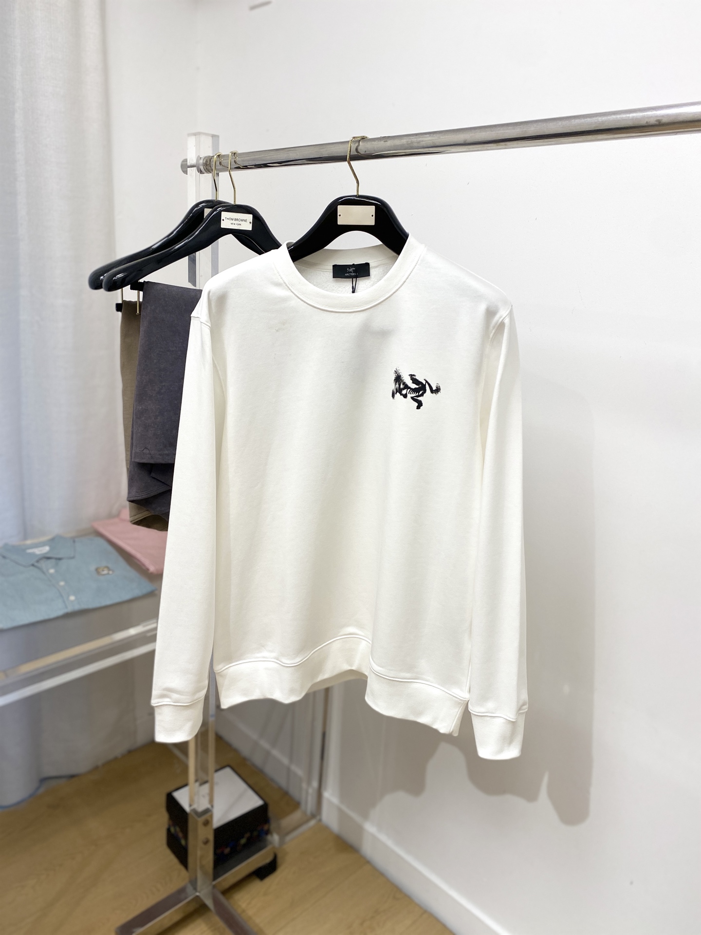 NO:520195,Archaeoptera bird, the latest sweatshirt in 2025, handsome and fashionable, top-grade printed pattern logo on the chest, simple and versatile style. The fabric cotton is not only crisp, maintains the trendy silhouette, and is also comfortable to wear, with more delicate yarn. The number of digits M- XXL, arc'teryx, hoodie, sweatshirts, alexander wang19860909始祖鸟、2025最新款卫衣,帅气时尚,胸前顶级印花图案logo,简约百搭款.面料棉 不仅挺括,保持潮流的廓形,又穿着舒适,纱织更细腻,码数M- XXL,arc'teryx,hoodie,sweatshirts,alexander wang,Men's clothing