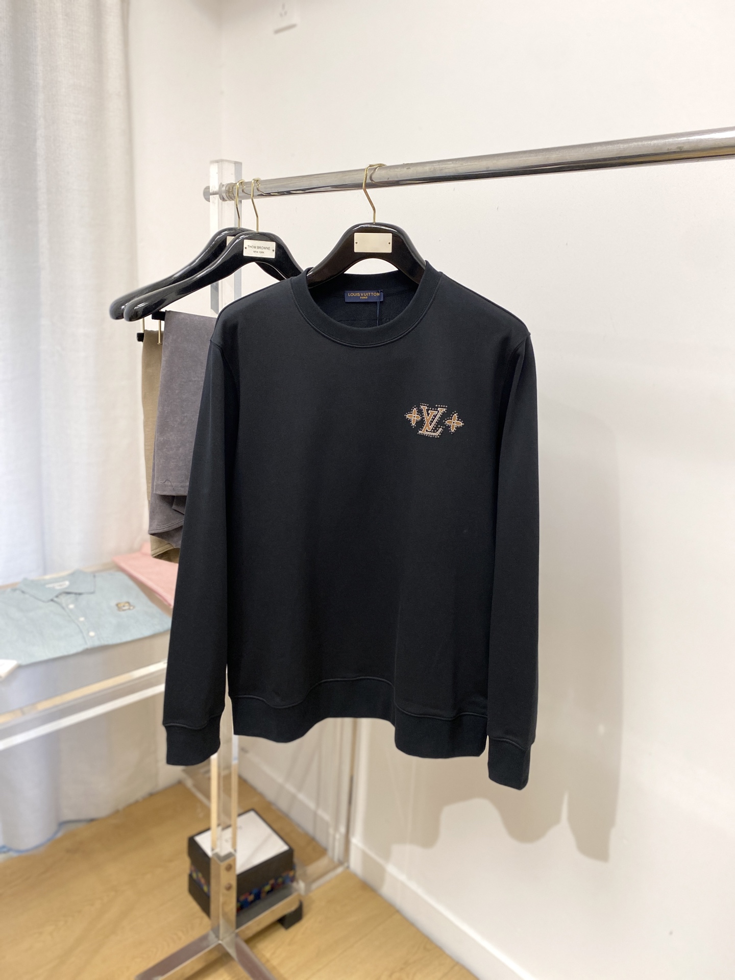 NO:518941,Louis Vuitton, the latest sweatshirt in 2025, handsome and fashionable, top-grade hot diamond embroidered letter logo on the chest, simple and versatile style. The fabric cotton is not only crisp, maintains the trendy silhouette, and is comfortable to wear, and the yarn is more delicate, and the size is M- XXL,,louis vuitton,hoodie,sweatshirts,alexander wang19860909路易威登、2025最新款卫衣,帅气时尚,胸前顶级烫钻刺绣字母logo,简约百搭款.面料棉 不仅挺括,保持潮流的廓形,又穿着舒适,纱织更细腻,码数M- XXL,,louis vuitton,hoodie,sweatshirts,alexander wang,Men's clothing