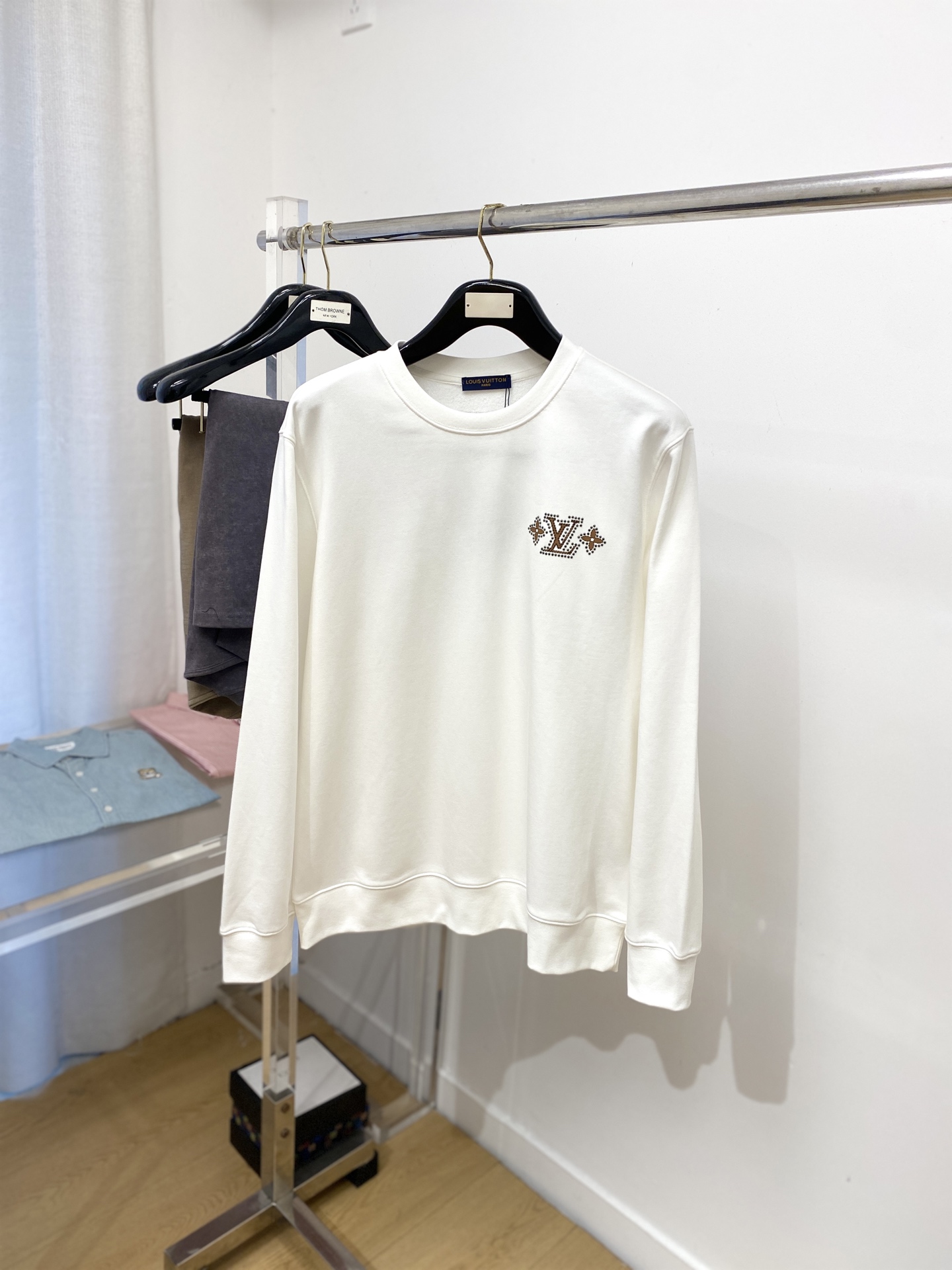 NO:518944,Louis Vuitton, the latest sweatshirt in 2025, handsome and fashionable, top-grade hot diamond embroidered letter logo on the chest, simple and versatile style. The fabric cotton is not only crisp, maintains the trendy silhouette, and is comfortable to wear, and the yarn is more delicate, the number M-XXL, louis vuitton, hoodie, sweatshirts, alexander wang19860909路易威登、2025最新款卫衣,帅气时尚,胸前顶级烫钻刺绣字母logo,简约百搭款.面料棉 不仅挺括,保持潮流的廓形,又穿着舒适,纱织更细腻,码数M-XXL,,louis vuitton,hoodie,sweatshirts,alexander wang,Men's clothing