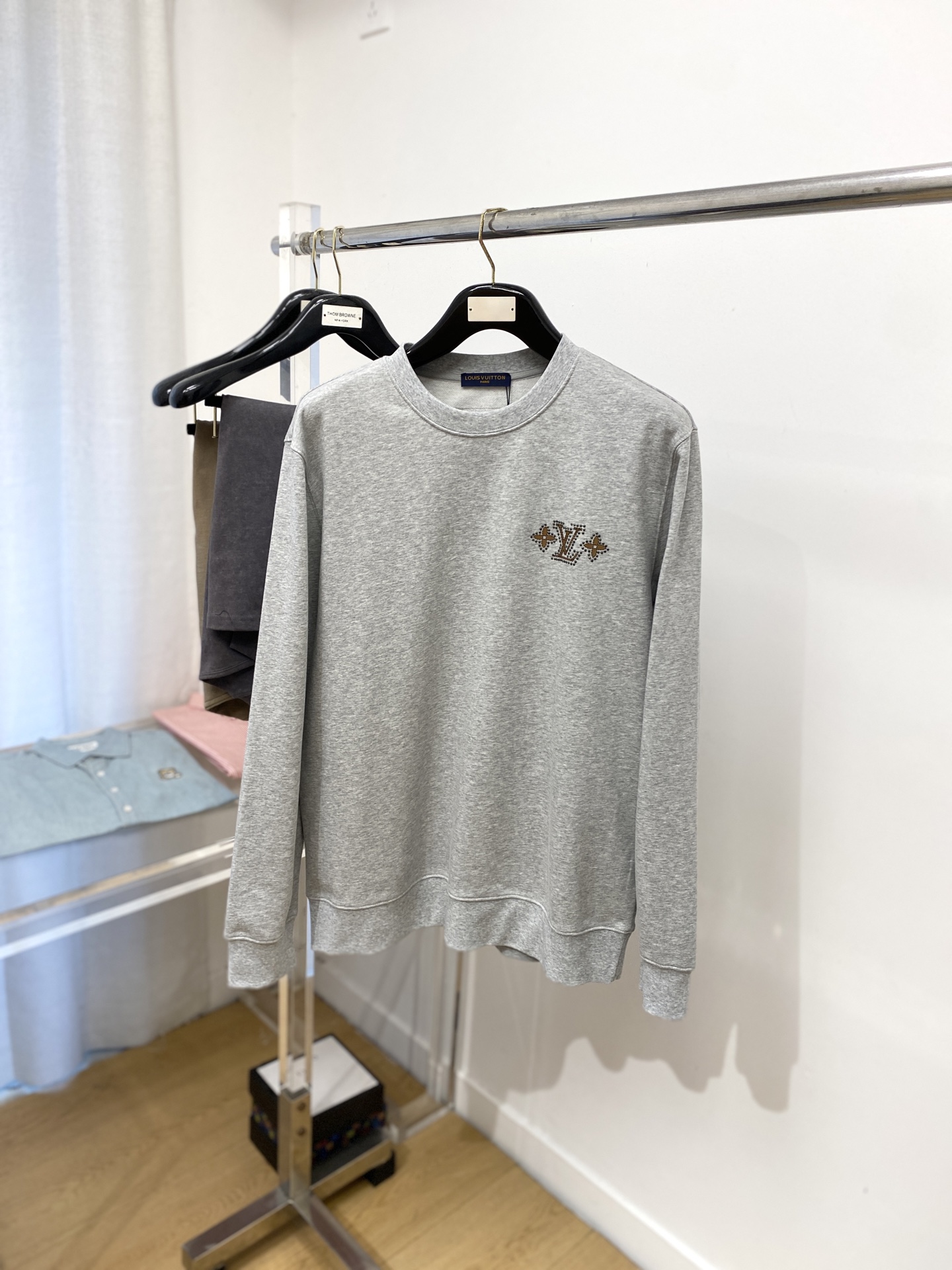 NO:518938,Louis Vuitton, the latest sweatshirt in 2025, handsome and fashionable, top-grade hot diamond embroidered letter logo on the chest, simple and versatile style. The fabric cotton is not only crisp, maintains the trendy silhouette, and is comfortable to wear, and the yarn is more delicate, the number M-XXL, louis vuitton, hoodie, sweatshirts, alexander wang19860909路易威登、2025最新款卫衣,帅气时尚,胸前顶级烫钻刺绣字母logo,简约百搭款.面料棉 不仅挺括,保持潮流的廓形,又穿着舒适,纱织更细腻,码数M-XXL,,louis vuitton,hoodie,sweatshirts,alexander wang,Men's clothing