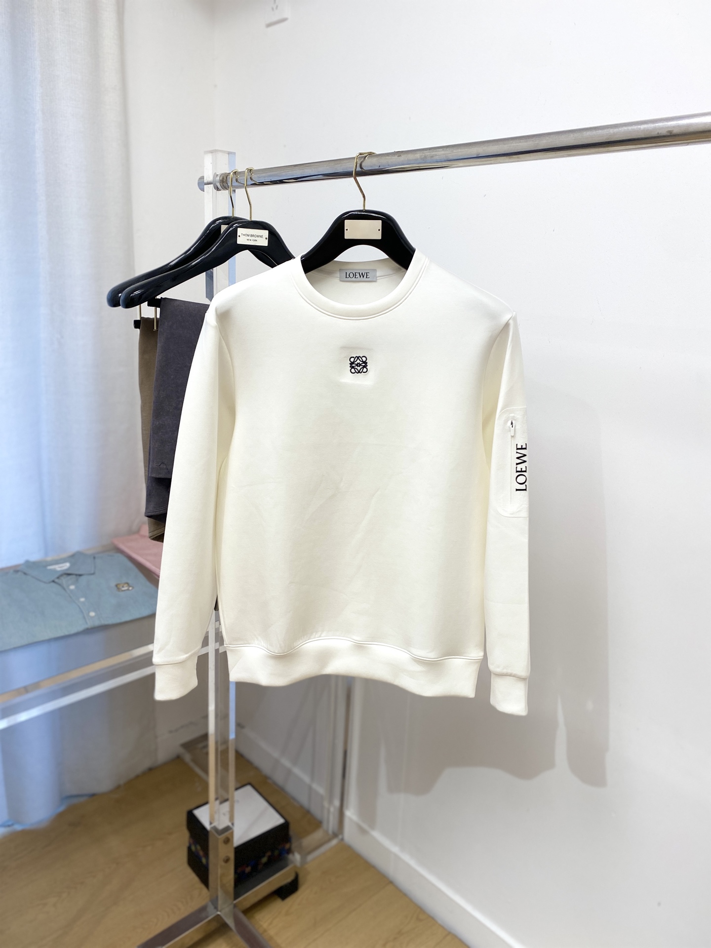 NO:520198,Luo Yiwei, the latest sweatshirt in 2025, handsome and fashionable, top-grade embroidered pattern logo on the chest, simple and versatile style. The fabric cotton is not only crisp, maintains the trendy silhouette, and is also comfortable to wear, and the yarn is more delicate, the number M-3XL, loewe, hoodie, sweatshirts, alexander wang19860909罗意威、2025最新款卫衣,帅气时尚,胸口顶级刺绣图案logo,简约百搭款.面料棉 不仅挺括,保持潮流的廓形,又穿着舒适,纱织更细腻,码数M-3XL,,loewe,hoodie,sweatshirts,alexander wang,Men's clothing