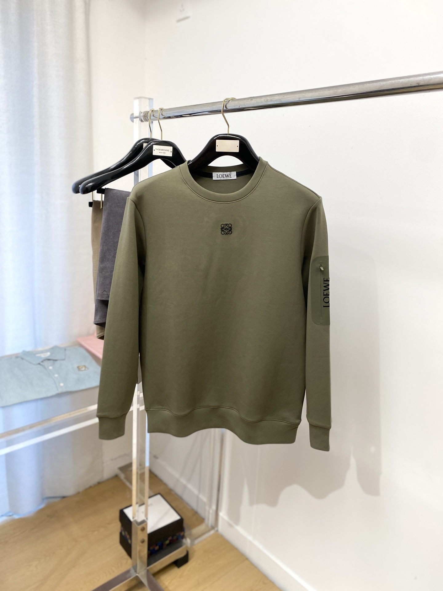 NO:518932,Luo Yiwei, the latest sweatshirt in 2025, handsome and fashionable, top-grade embroidered pattern logo on the chest, simple and versatile style. The fabric cotton is not only crisp, maintains the trendy silhouette, and is also comfortable to wear, and the yarn is more delicate, the number M-3XL, loewe, hoodie, sweatshirts, alexander wang19860909罗意威、2025最新款卫衣,帅气时尚,胸口顶级刺绣图案logo,简约百搭款.面料棉 不仅挺括,保持潮流的廓形,又穿着舒适,纱织更细腻,码数M-3XL,,loewe,hoodie,sweatshirts,alexander wang,Men's clothing