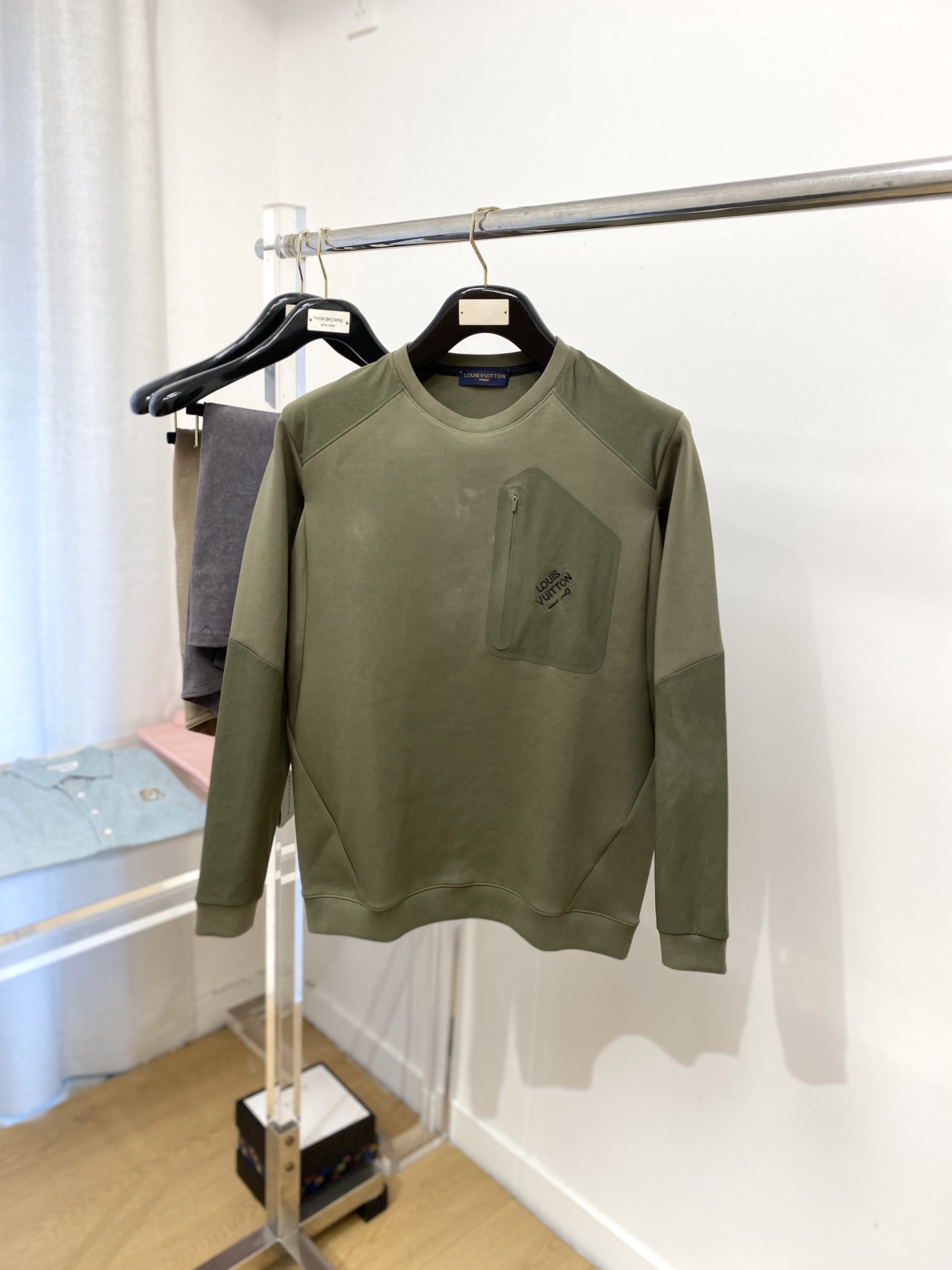 NO:518935,Louis Vuitton, the latest sweatshirt in 2025, handsome and fashionable, exquisite embroidered letter logo on the chest, simple and versatile style. The fabric cotton is not only crisp, maintains the trendy silhouette, and is comfortable to wear, and the yarn is more delicate, the number M-3XL, louis vuitton, hoodie, sweatshirts, alexander wang19860909路易威登、2025最新款卫衣,帅气时尚,胸前精致刺绣字母logo,简约百搭款.面料棉 不仅挺括,保持潮流的廓形,又穿着舒适,纱织更细腻,码数M-3XL,,louis vuitton,hoodie,sweatshirts,alexander wang,Men's clothing