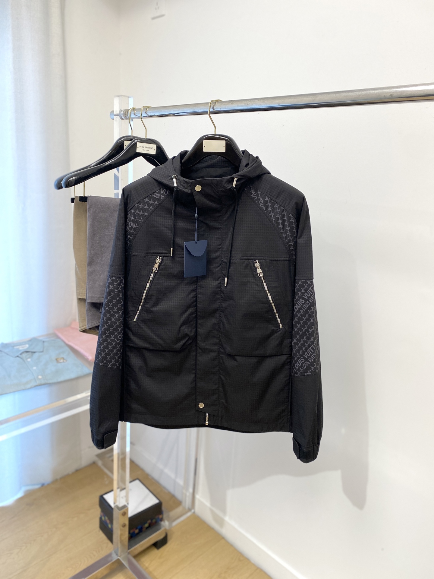 NO:518949,Louis Vuitton, 2025 new jacket jacket, fashionable and handsome, simple and versatile style, digital positioning and woven letter logo on cuffs, customized original fabric, not only crisp, maintains the trendy silhouette, and is comfortable to wear, and the yarn is more delicate, code M-3XL,, louis vuitton, jackets & coats, jackets & coats, alexander wang19860909路易威登、2025新品夹克外套,时尚帅气,简约百搭款,袖口数码定位定织字母logo,定制原版面料,不仅挺括,保持潮流的廓形,又穿着舒适,纱织更细腻,码数M-3XL,,louis vuitton,jackets & coats,jackets & coats,alexander wang,Men's clothing