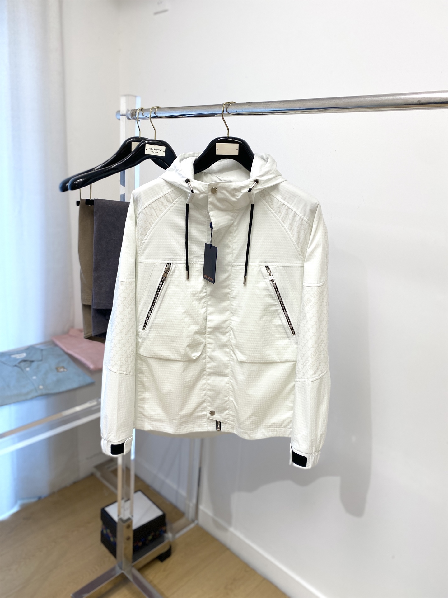 NO:518951,Louis Vuitton, 2025 new jacket jacket, fashionable and handsome, simple and versatile style, digital positioning and woven letter logo on cuffs, customized original fabric, not only crisp, maintains the trendy silhouette, and is comfortable to wear, and the yarn is more delicate, code M-3XL,, louis vuitton, jackets & coats, jackets & coats, alexander wang19860909路易威登、2025新品夹克外套,时尚帅气,简约百搭款,袖口数码定位定织字母logo,定制原版面料,不仅挺括,保持潮流的廓形,又穿着舒适,纱织更细腻,码数M-3XL,,louis vuitton,jackets & coats,jackets & coats,alexander wang,Men's clothing