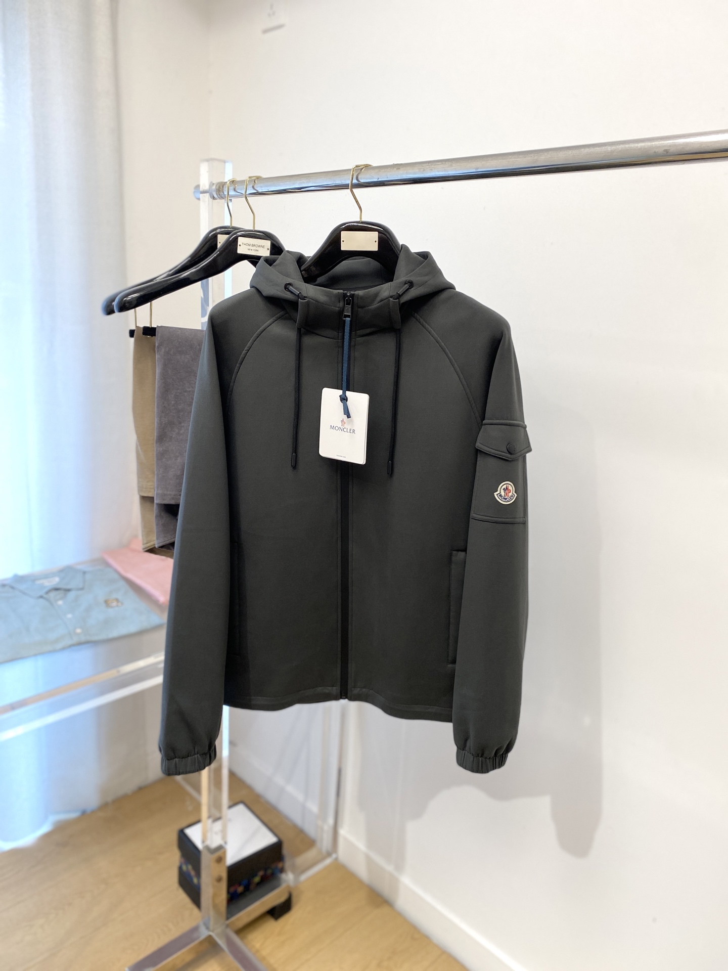 NO:518953,The cover, 2025 new jacket jacket, fashionable and handsome, simple and versatile style, cuff embroidery decorative pattern logo, customized original fabric, not only crisp, maintains the trendy silhouette, and is comfortable to wear, the yarn weaving is more delicate, the number M-3XL, Moncler, jackets & coats, jackets & coats, alexander wang19860909蒙口、2025新品夹克外套,时尚帅气,简约百搭款,袖口刺绣装饰图案logo,定制原版面料,不仅挺括,保持潮流的廓形,又穿着舒适,纱织更细腻,码数M-3XL,,Moncler,jackets & coats,jackets & coats,alexander wang,Men's clothing