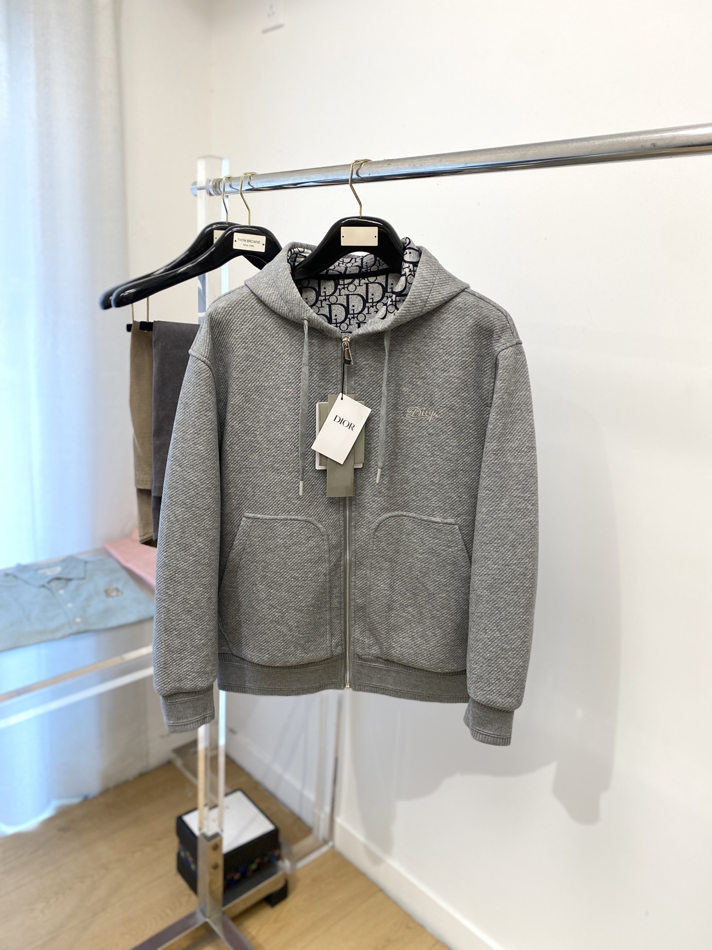 NO:518955,Dior, 2025 new jacket jacket, fashionable and handsome, simple and versatile style, exquisite embroidered letter logo on the chest, customized original fabric, not only crisp, maintains the trendy silhouette, and is comfortable to wear, with more delicate yarn, M-3XL,,dior, jackets & coats, jackets & coats, alexander wang19860909迪奥、2025新品夹克外套,时尚帅气,简约百搭款,胸前精致刺绣字母logo,定制原版面料,不仅挺括,保持潮流的廓形,又穿着舒适,纱织更细腻,码数M-3XL,,dior,jackets & coats,jackets & coats,alexander wang,Men's clothing