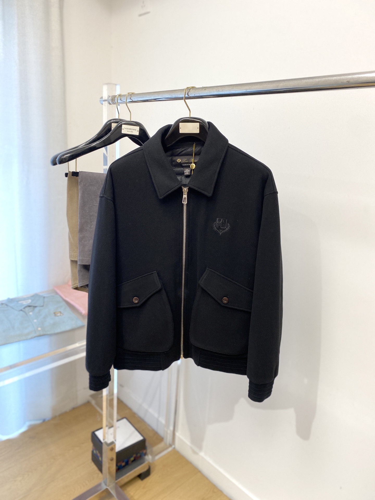 NO:510728,LP, 2025 new velvet jacket jacket, fashionable and handsome, simple and versatile style, exquisite embroidered pattern letter logo on the chest, customized original fabric, not only crisp, maintains the trendy silhouette, and is comfortable to wear, the yarn weaving is more delicate, the number M-3XL, loro piano, jackets & coats, jackets & coats, alexander wang19860909LP、2025新品加绒夹克外套,时尚帅气,简约百搭款,胸前精致刺绣图案字母logo,定制原版面料,不仅挺括,保持潮流的廓形,又穿着舒适,纱织更细腻,码数M-3XL,,loro piana,jackets & coats,jackets & coats,alexander wang,Men's clothing