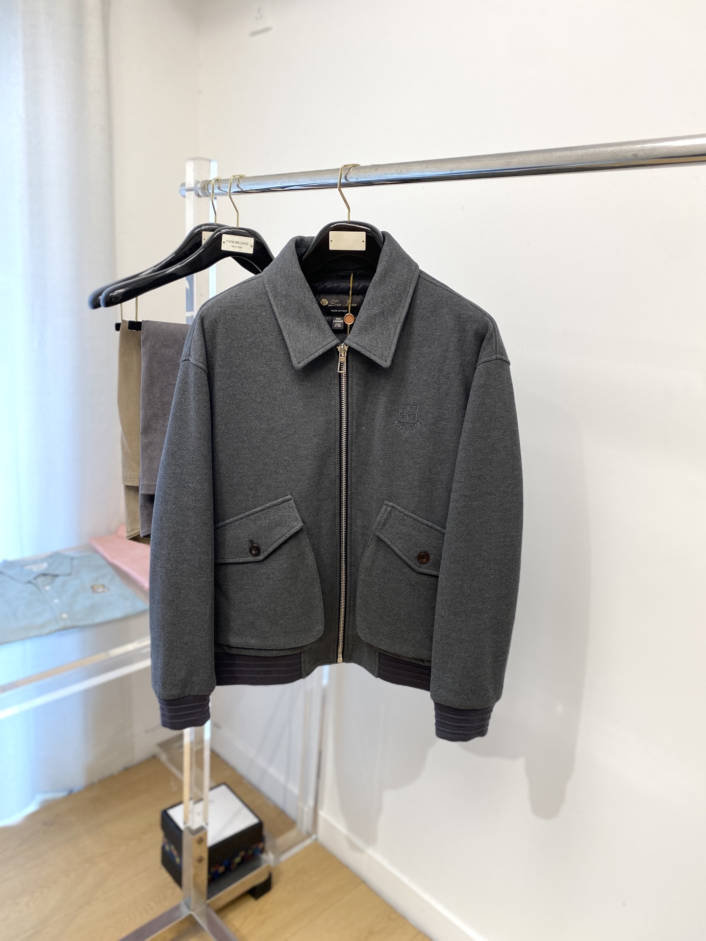 NO:518116,LP, 2025 new velvet jacket jacket, fashionable and handsome, simple and versatile style, exquisite embroidered pattern letter logo on the chest, customized original fabric, not only crisp, maintains the trendy silhouette, and is comfortable to wear, the yarn weaving is more delicate, the number M-3XL, loro piano, jackets & coats, jackets & coats, alexander wang19860909LP、2025新品加绒夹克外套,时尚帅气,简约百搭款,胸前精致刺绣图案字母logo,定制原版面料,不仅挺括,保持潮流的廓形,又穿着舒适,纱织更细腻,码数M-3XL,,loro piana,jackets & coats,jackets & coats,alexander wang,Men's clothing