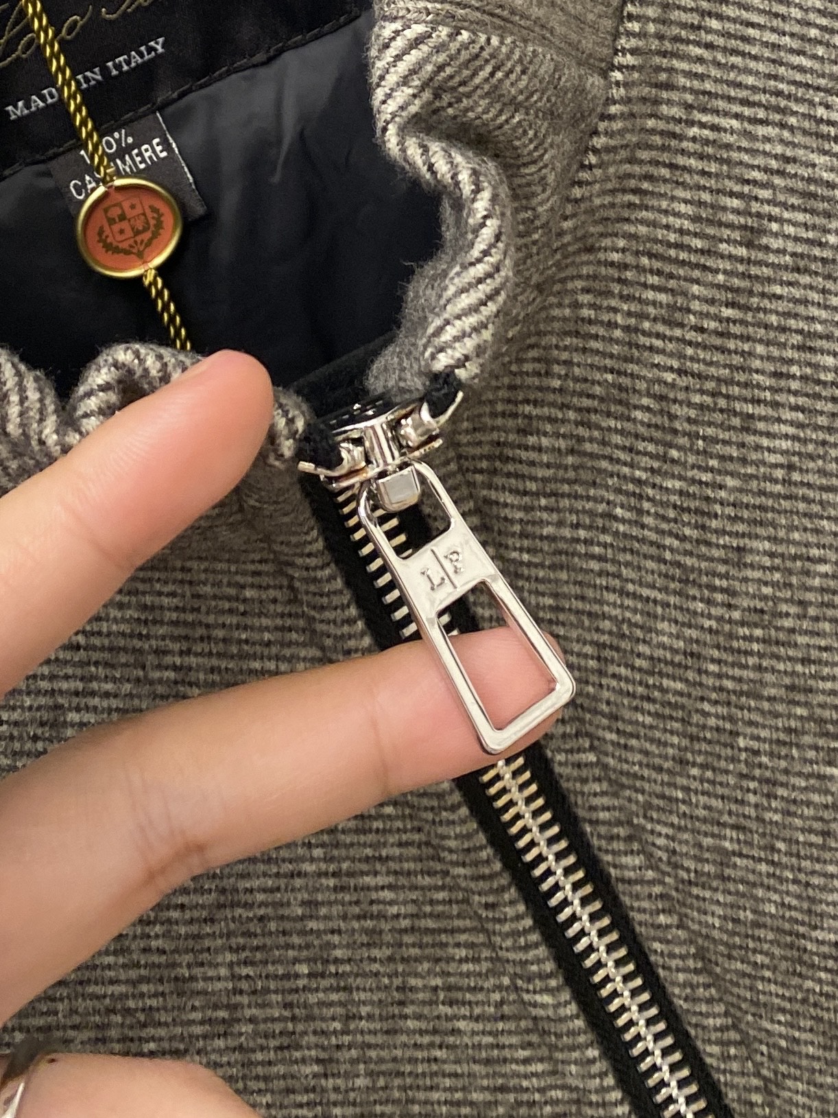 lP🆕、2025新品加绒夹克外套，时尚帅气，简约百搭款，原版五金辅料logo，定制原版面料，不仅挺括，保