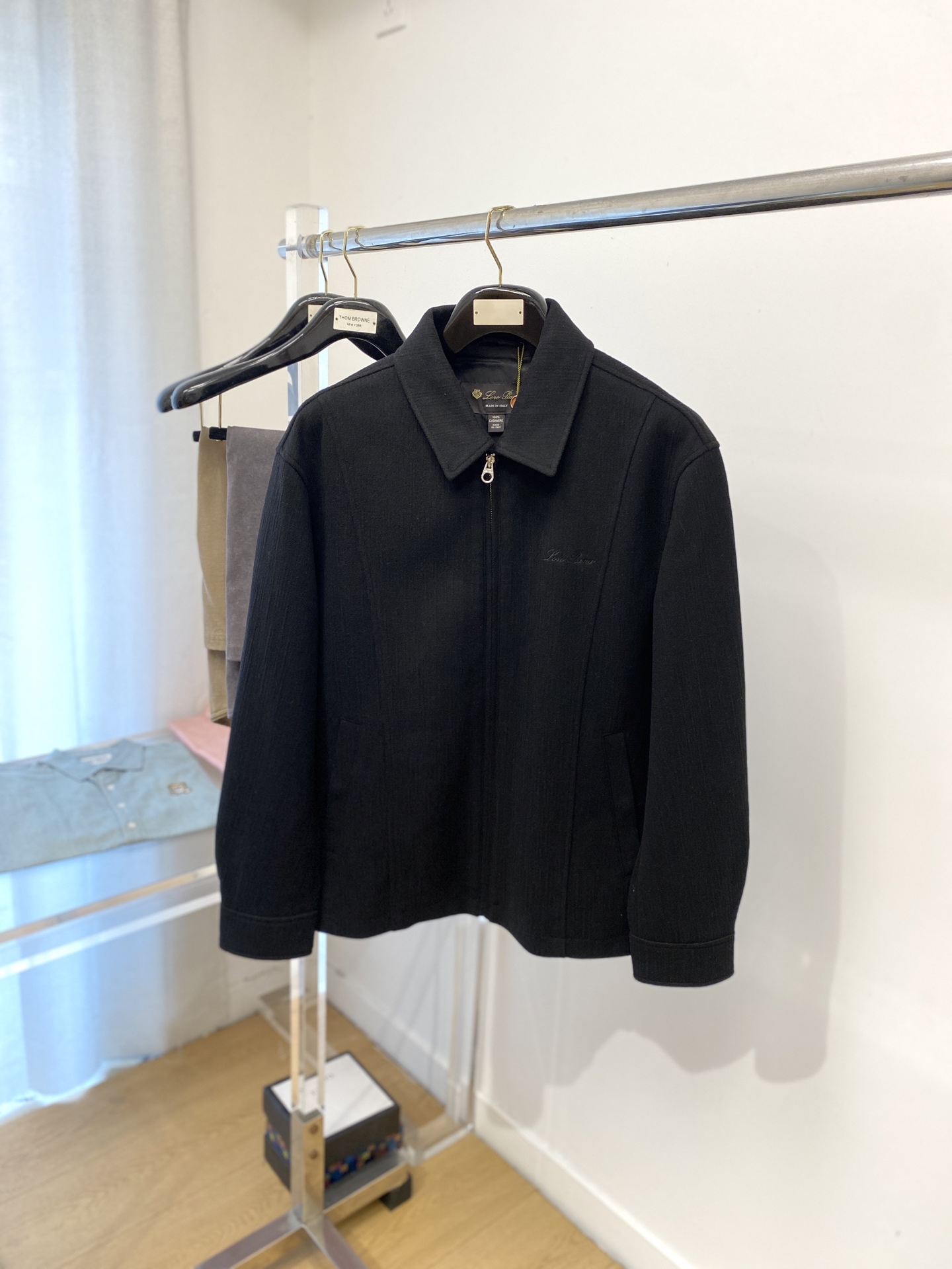 NO:525696,LP, new jacket, fashionable and handsome, simple and versatile style, exquisite embroidered letter logo on the chest, customized original fabric, not only crisp, maintains the trendy silhouette, and is comfortable to wear, and the yarn is more delicate, the number M-3XL, loro piano, jackets & coats, jackets & coats, alexander wang19860909LP、新品夹克外套,时尚帅气,简约百搭款,胸前精致刺绣字母logo,定制原版面料,不仅挺括,保持潮流的廓形,又穿着舒适,纱织更细腻,码数M-3XL,,loro piana,jackets & coats,jackets & coats,alexander wang,Men's clothing