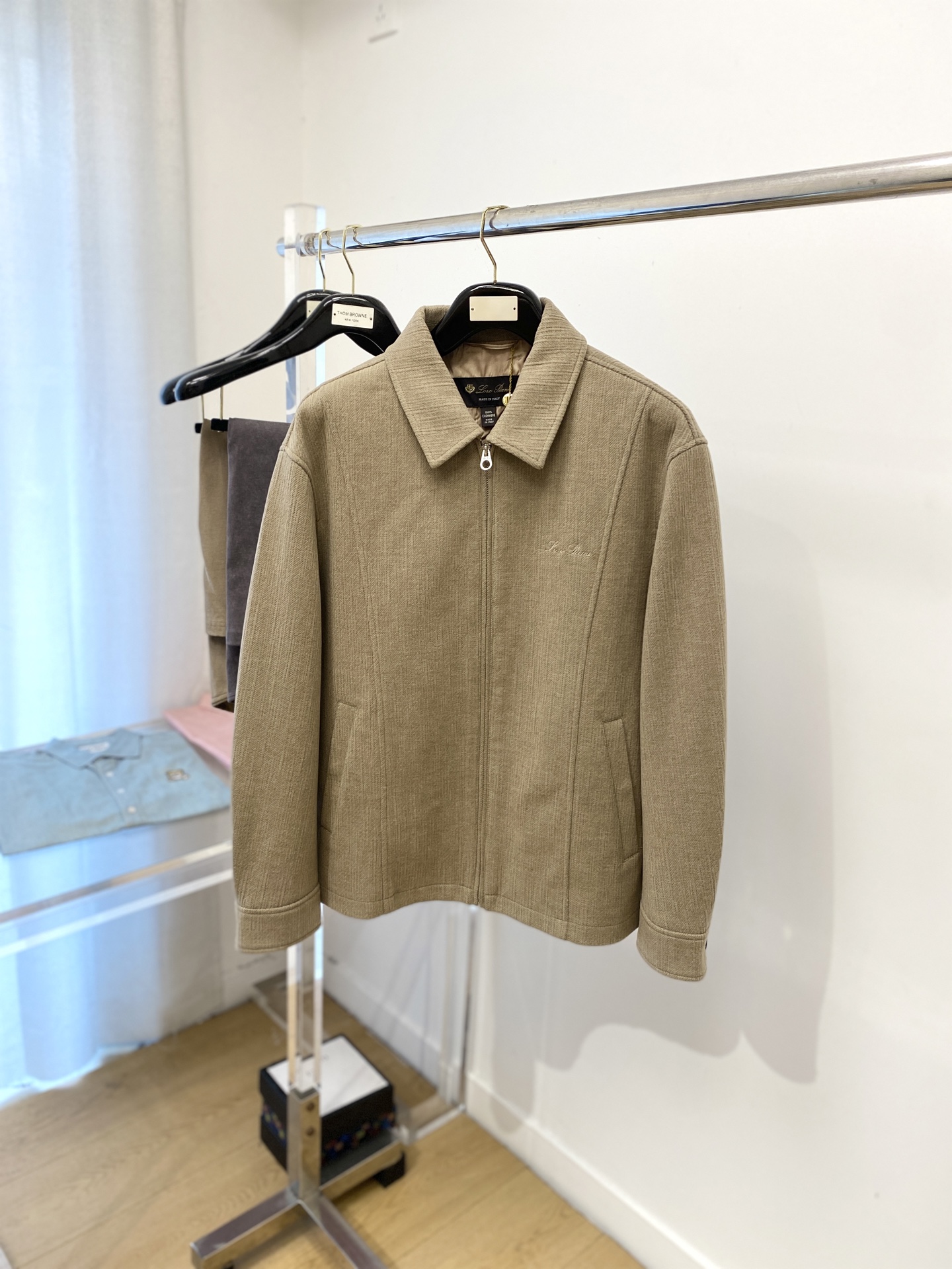 NO:518957,LP, 2025 new jacket jacket, fashionable and handsome, simple and versatile style, exquisite embroidered letter logo on the chest, customized original fabric, not only crisp, maintains the trendy silhouette, and is comfortable to wear, and the yarn weaving is more delicate, the number M-3XL, loro piano, jackets & coats, jackets & coats, alexander wang19860909LP、2025新品夹克外套,时尚帅气,简约百搭款,胸前精致刺绣字母logo,定制原版面料,不仅挺括,保持潮流的廓形,又穿着舒适,纱织更细腻,码数M-3XL,,loro piana,jackets & coats,jackets & coats,alexander wang,Men's clothing