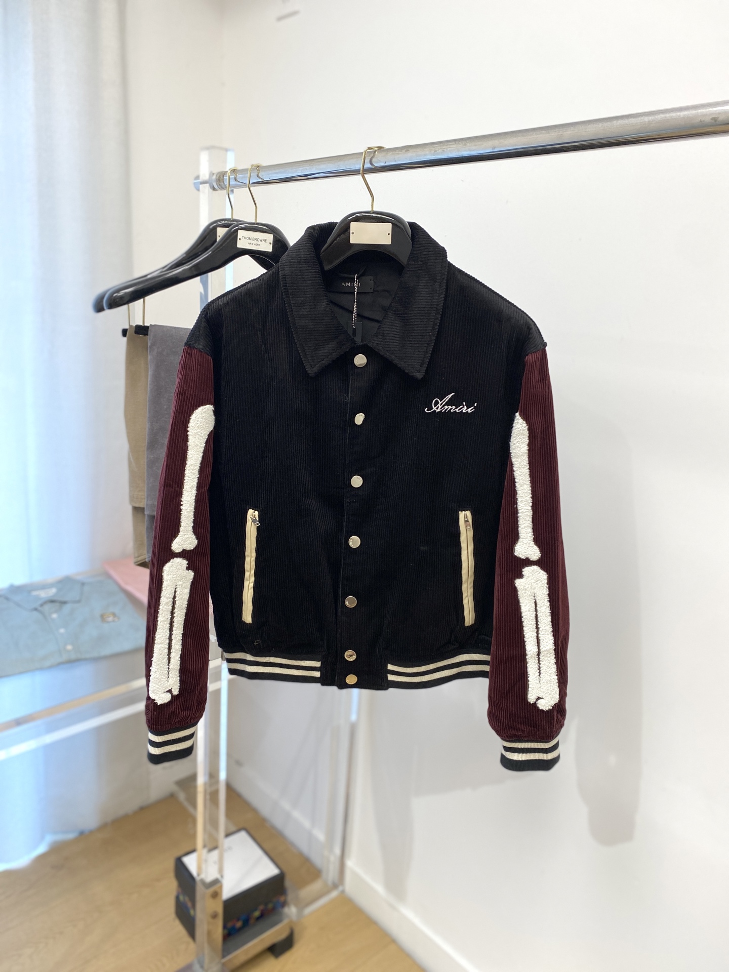 NO:518121,AMIRI, 2025 new jacket jacket, fashionable and handsome, simple and versatile style, exquisite embroidered letter logo on the chest, customized original fabric, not only crisp, maintains the trendy silhouette, and is comfortable to wear, and the yarn weaving is more delicate, the number of codes XS-L, amiri, jackets & coats, jackets & coats, alexander wang19860909AMIRI、2025新品夹克外套,时尚帅气,简约百搭款,胸前精致刺绣字母logo,定制原版面料,不仅挺括,保持潮流的廓形,又穿着舒适,纱织更细腻,码数XS-L,,amiri,jackets & coats,jackets & coats,alexander wang,Men's clothing