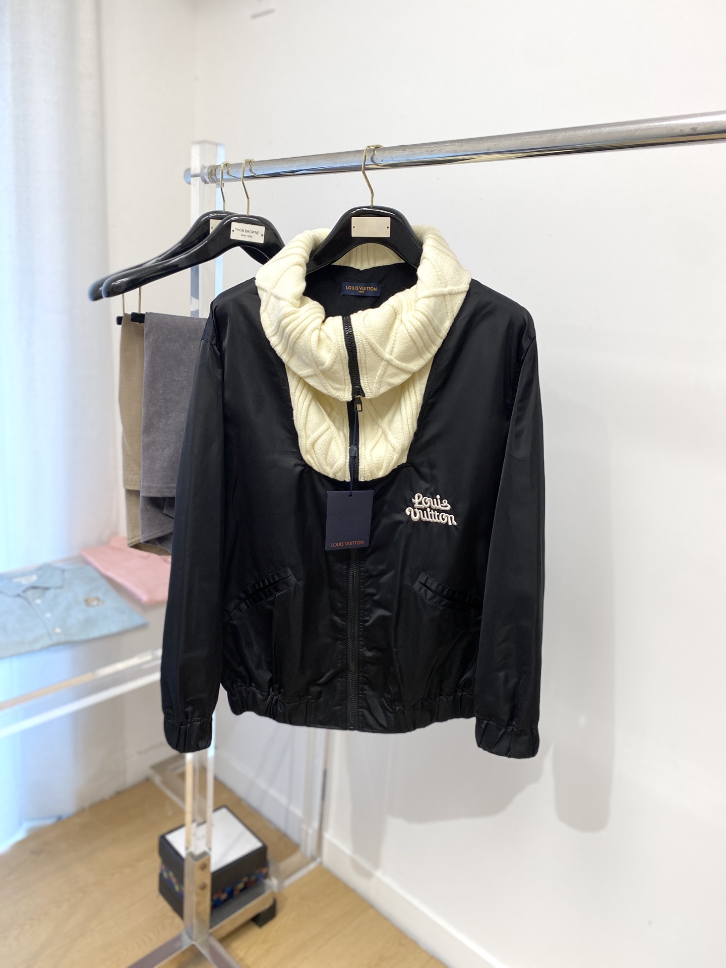 NO:518123,Louis Vuitton, 2025 new jacket jacket, fashionable and handsome, simple and versatile style, exquisite embroidered letter logo under the clothes, customized original fabric, not only crisp, maintains the trendy silhouette, and is comfortable to wear, and the yarn is more delicate, the number XS-L,, louis vuitton, jackets & coats, jackets & coats, alexander wang19860909路易威登、2025新品夹克外套,时尚帅气,简约百搭款,衣下精致刺绣字母logo,定制原版面料,不仅挺括,保持潮流的廓形,又穿着舒适,纱织更细腻,码数XS-L,,louis vuitton,jackets & coats,jackets & coats,alexander wang,Men's clothing