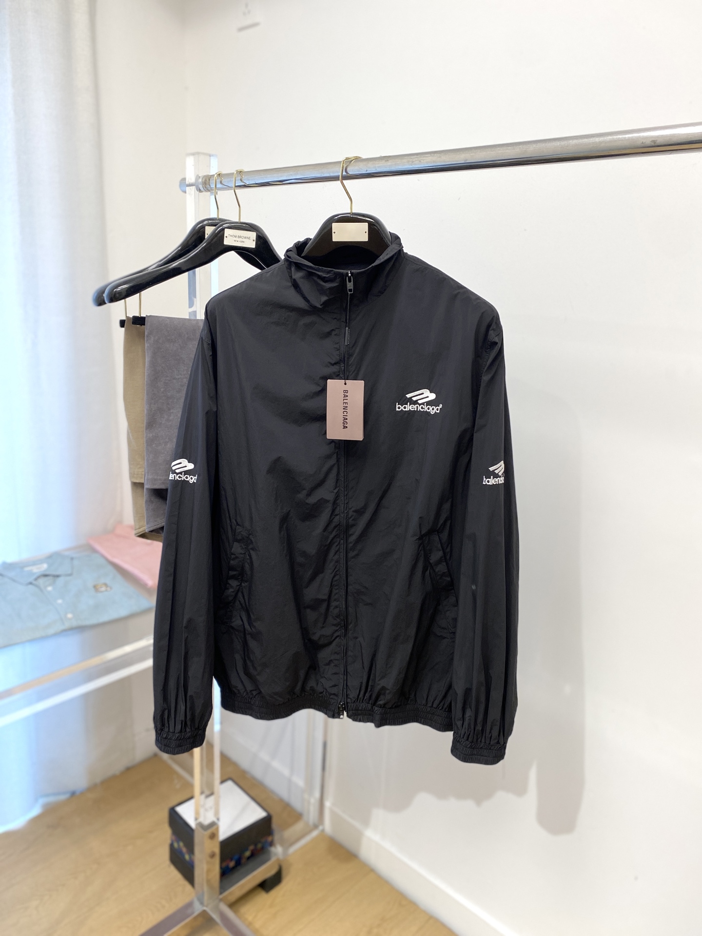 NO:518127,Balenciaga, 2025 new jacket jacket, fashionable and handsome, simple and versatile style, exquisite embroidered letter logo on the chest, customized original fabric, not only crisp, maintains the trendy silhouette, and is comfortable to wear, and the yarn weaving is more delicate, code number XS-L,,balenciaga, jackets & coats, jackets & coats, alexander wang19860909巴黎世家、2025新品夹克外套,时尚帅气,简约百搭款,胸前精致刺绣字母logo,定制原版面料,不仅挺括,保持潮流的廓形,又穿着舒适,纱织更细腻,码数XS-L,,balenciaga,jackets & coats,jackets & coats,alexander wang,Men's clothing