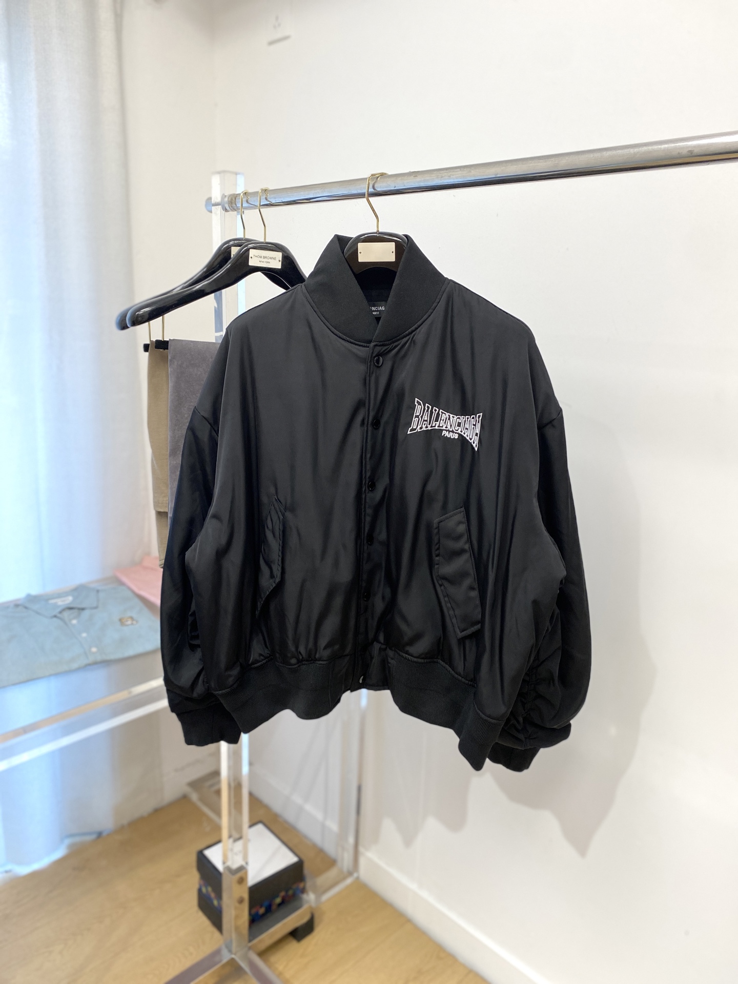 NO:518131,Balenciaga, 2025 new jacket jacket, fashionable and handsome, simple and versatile style, exquisite embroidered letter logo on the chest, customized original fabric, not only crisp, maintains the trendy silhouette, and is comfortable to wear, and the yarn weaving is more delicate, code number XS-L,,balenciaga, jackets & coats, jackets & coats, alexander wang19860909巴黎世家、2025新品夹克外套,时尚帅气,简约百搭款,胸前精致刺绣字母logo,定制原版面料,不仅挺括,保持潮流的廓形,又穿着舒适,纱织更细腻,码数XS-L,,balenciaga,jackets & coats,jackets & coats,alexander wang,Men's clothing