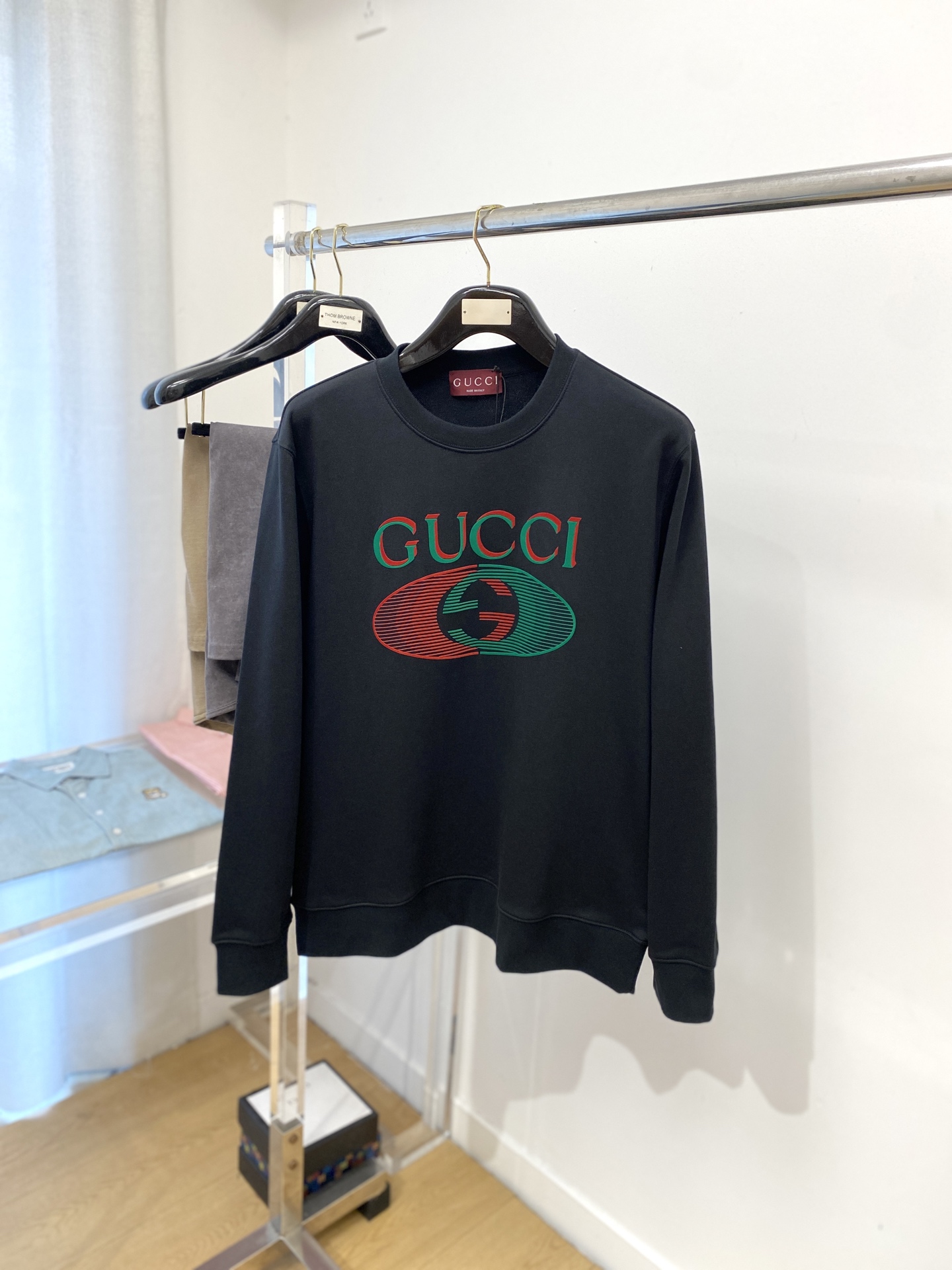 NO:518140,Guqi, the latest sweatshirt in 2025, handsome and fashionable, top printed letter logo on the chest, simple and versatile style. The fabric cotton is not only crisp, maintains the trendy silhouette, and is comfortable to wear, and the yarn is more delicate, the number M-2XL, hoodie, sweatshirts, alexander wang19860909古奇、2025最新款卫衣,帅气时尚,胸前顶级印花字母logo,简约百搭款.面料棉 不仅挺括,保持潮流的廓形,又穿着舒适,纱织更细腻,码数M-2XL,,hoodie,sweatshirts,alexander wang,Men's clothing