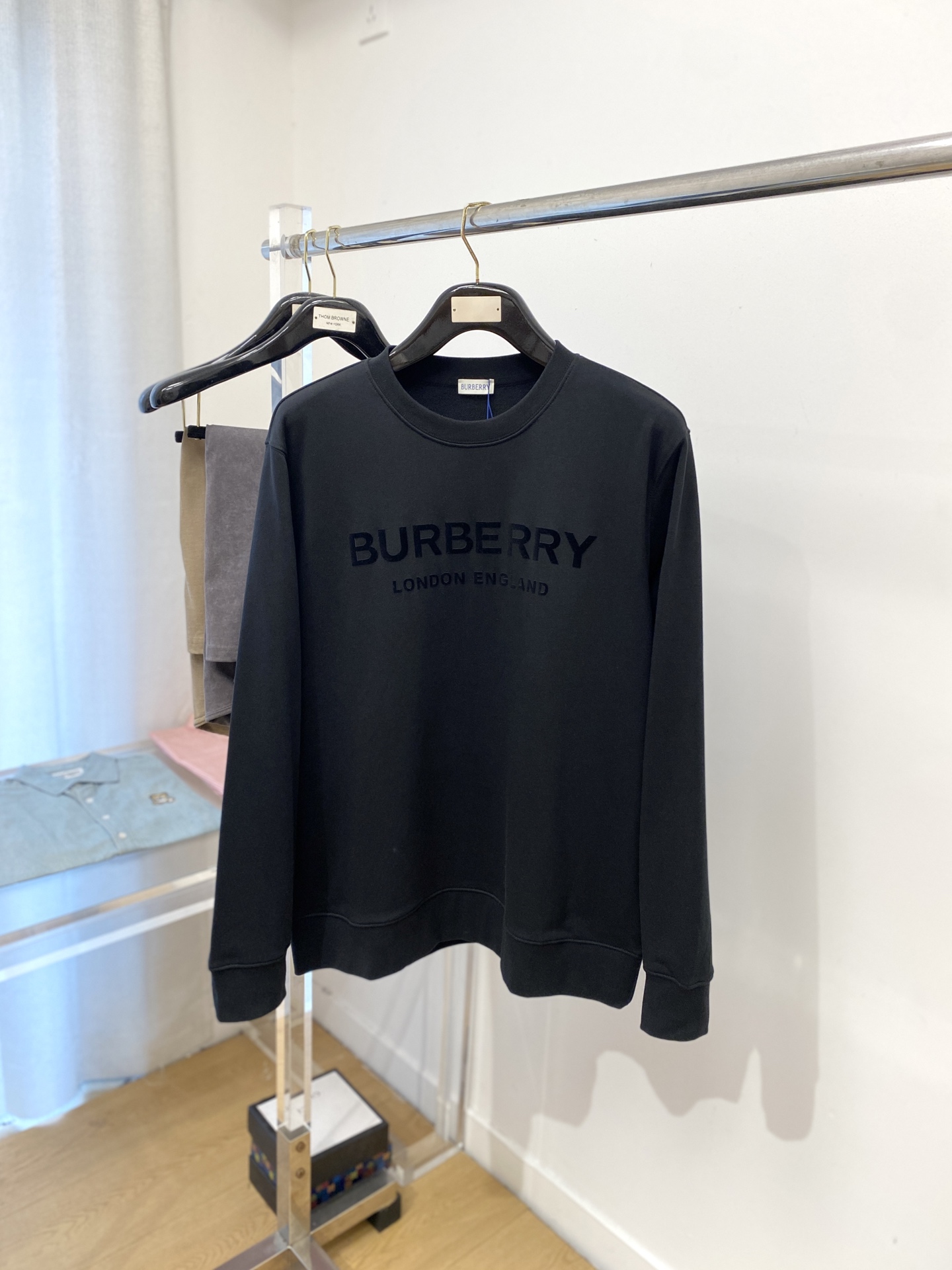 NO:518144,Burberry, the latest sweatshirt in 2025, handsome and fashionable, top-grade printed letter logo on the chest, simple and versatile style. The fabric cotton is not only crisp, maintains the trendy silhouette, but also comfortable to wear, the yarn is more delicate, and the size is M-2XL, burberry, hoodie, sweatshirts, alexander wang19860909巴宝莉、2025最新款卫衣,帅气时尚,胸前顶级印胶字母logo,简约百搭款.面料棉 不仅挺括,保持潮流的廓形,又穿着舒适,纱织更细腻,码数 M-2XL,,burberry,hoodie,sweatshirts,alexander wang,Men's clothing