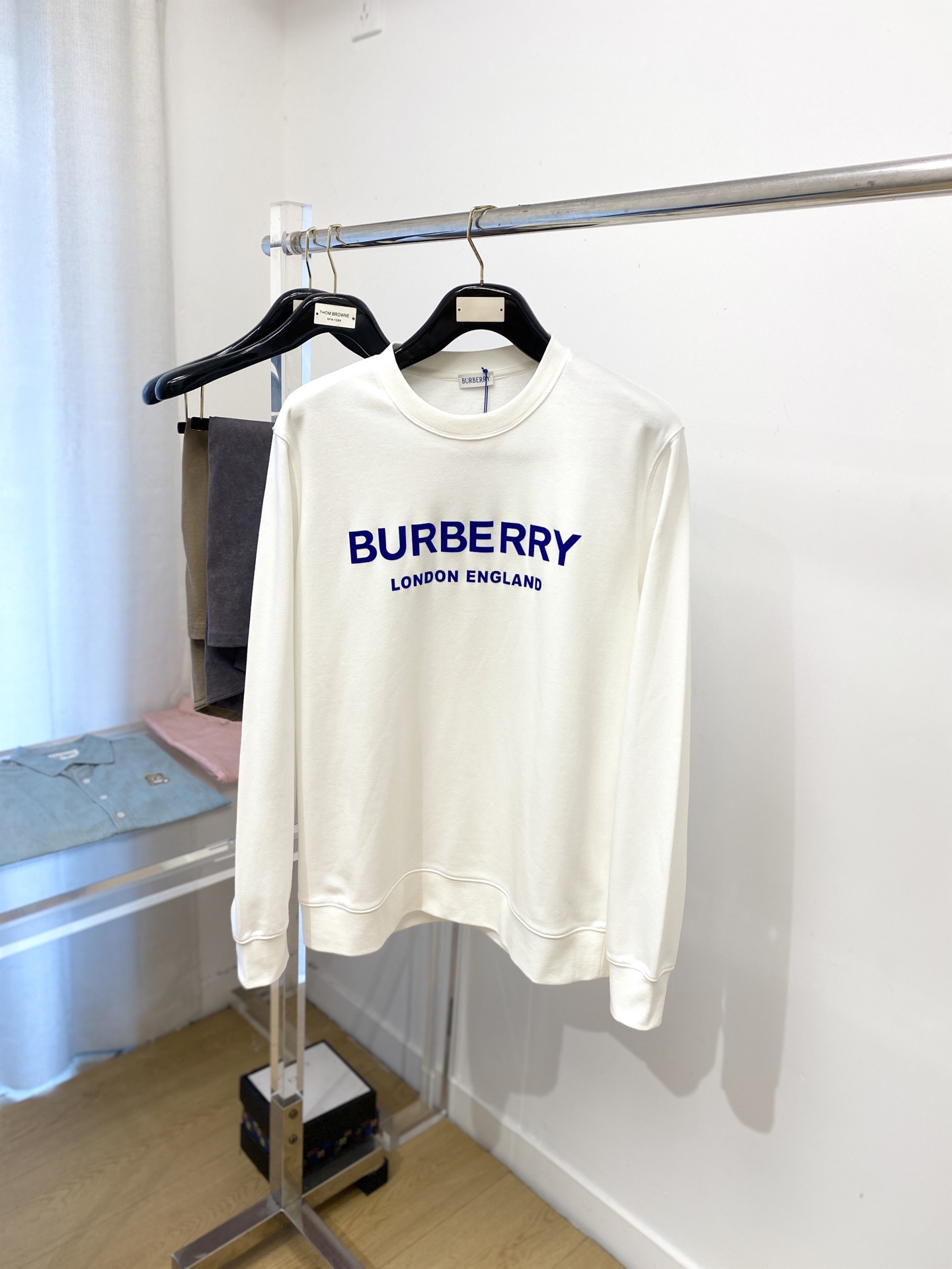 NO:518146,Burberry, the latest sweatshirt in 2025, handsome and fashionable, top-grade printed letter logo on the chest, simple and versatile style. The fabric cotton is not only crisp, maintains the trendy silhouette, and is comfortable to wear, and the yarn is more delicate, the number M-2XL, burberry, hoodie, sweatshirts, alexander wang19860909巴宝莉、2025最新款卫衣,帅气时尚,胸前顶级印胶字母logo,简约百搭款.面料棉 不仅挺括,保持潮流的廓形,又穿着舒适,纱织更细腻,码数M-2XL,,burberry,hoodie,sweatshirts,alexander wang,Men's clothing